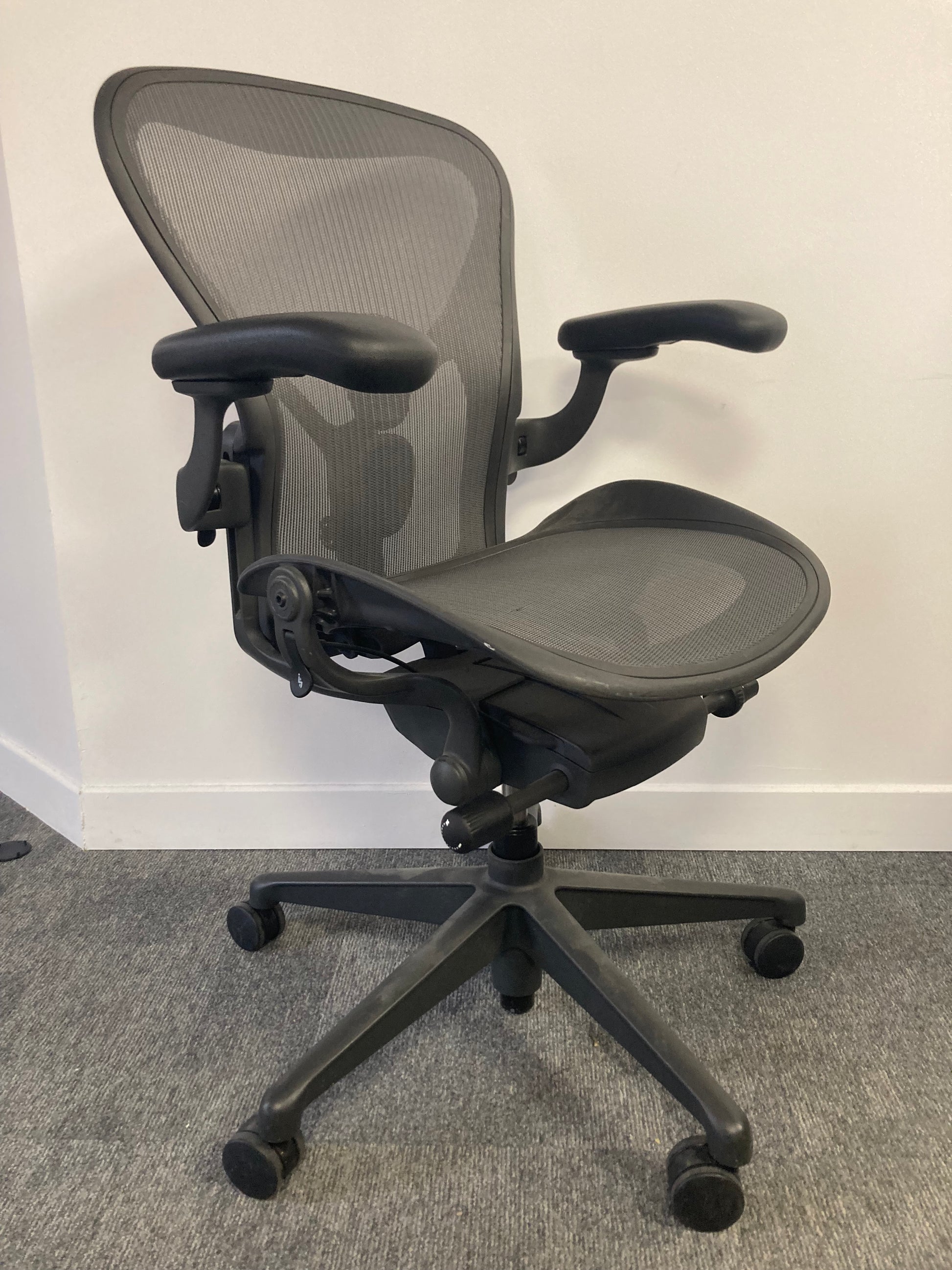 Assise de bureau reconditionnée avec accoudoirs réglables