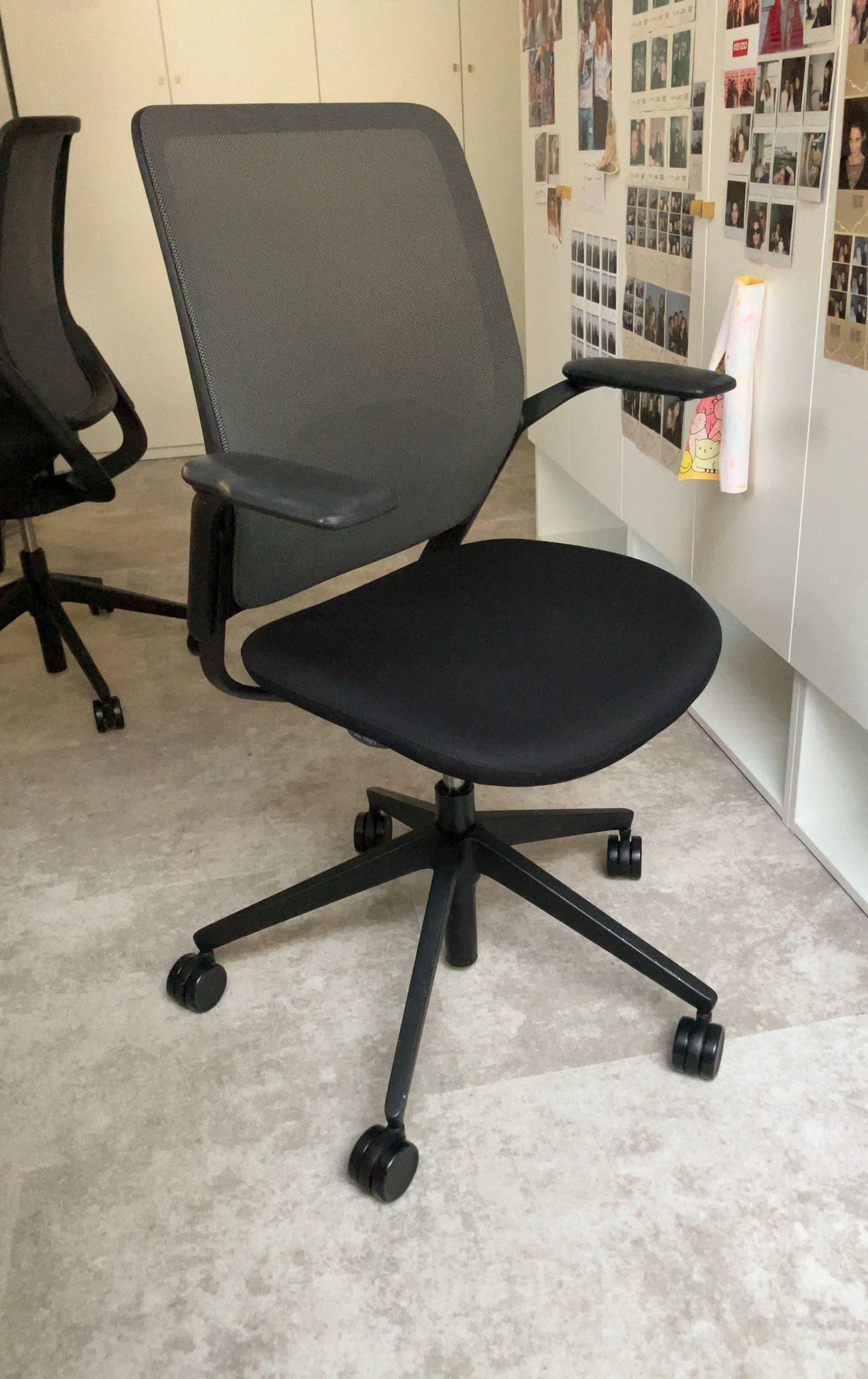 Chaise de bureau ergonomique de seconde main avec roulettes pivotantes.