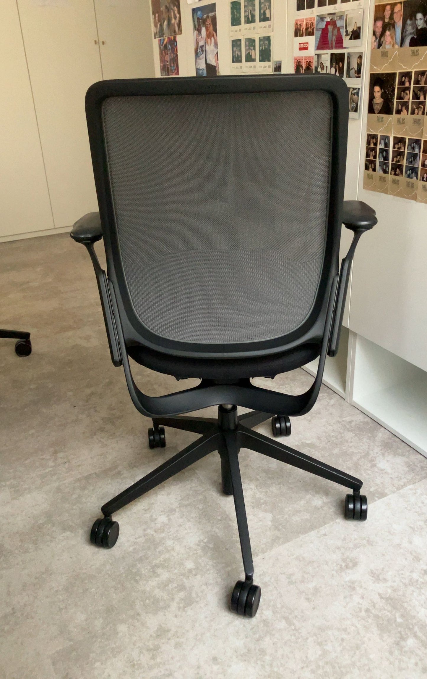 Chaise de bureau reconditionnée avec dossier en maille et accoudoirs réglables.