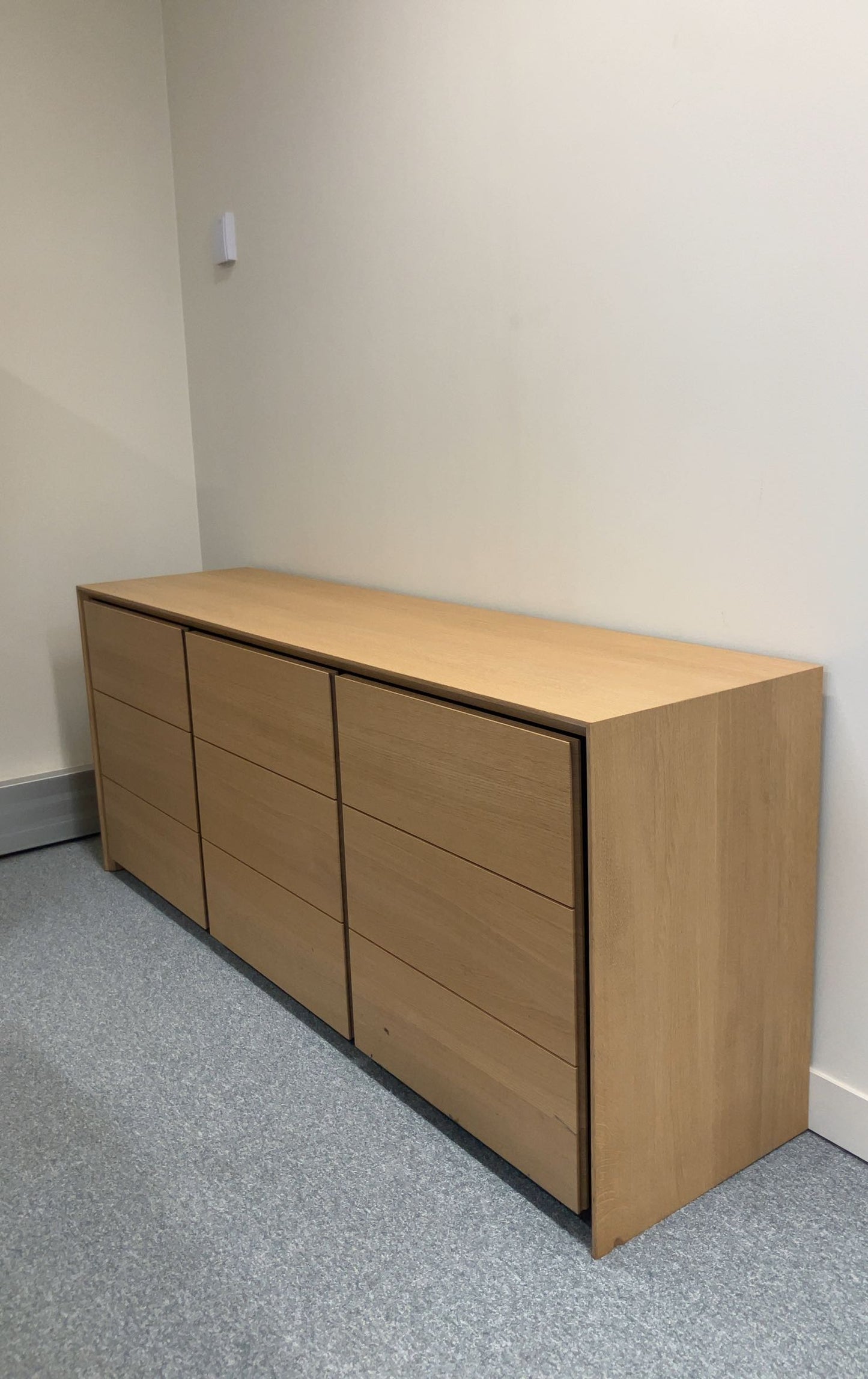 Armoire en bois avec portes battantes