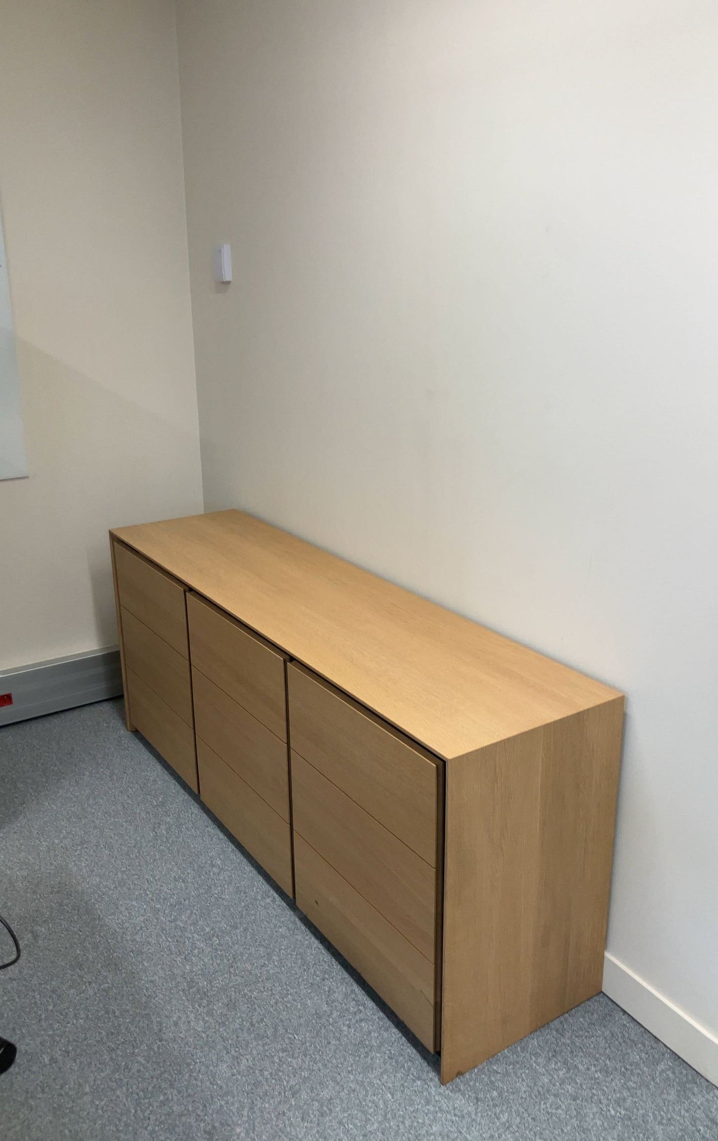 Armoire en bois avec portes battantes