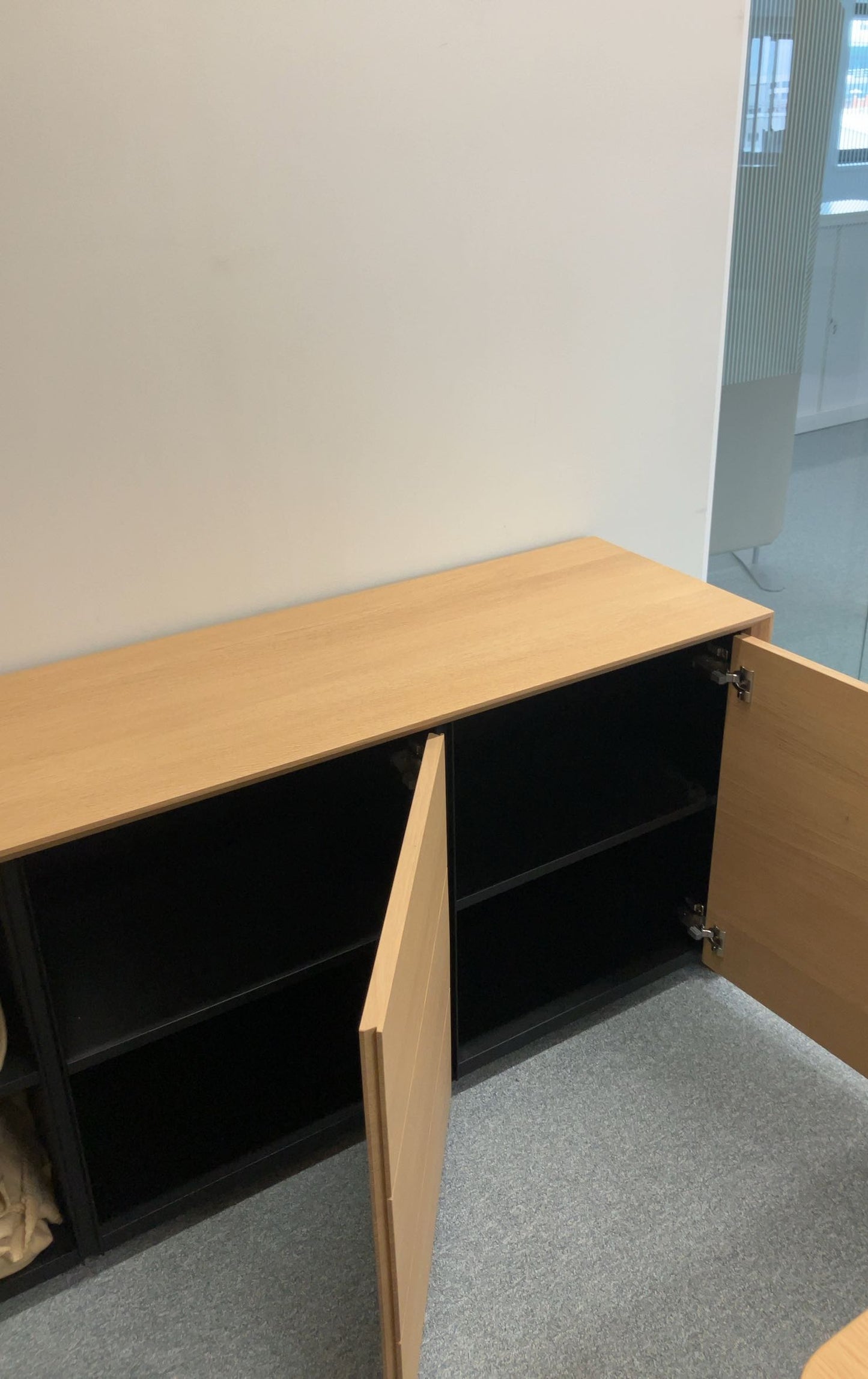 Armoire en bois avec portes battantes
