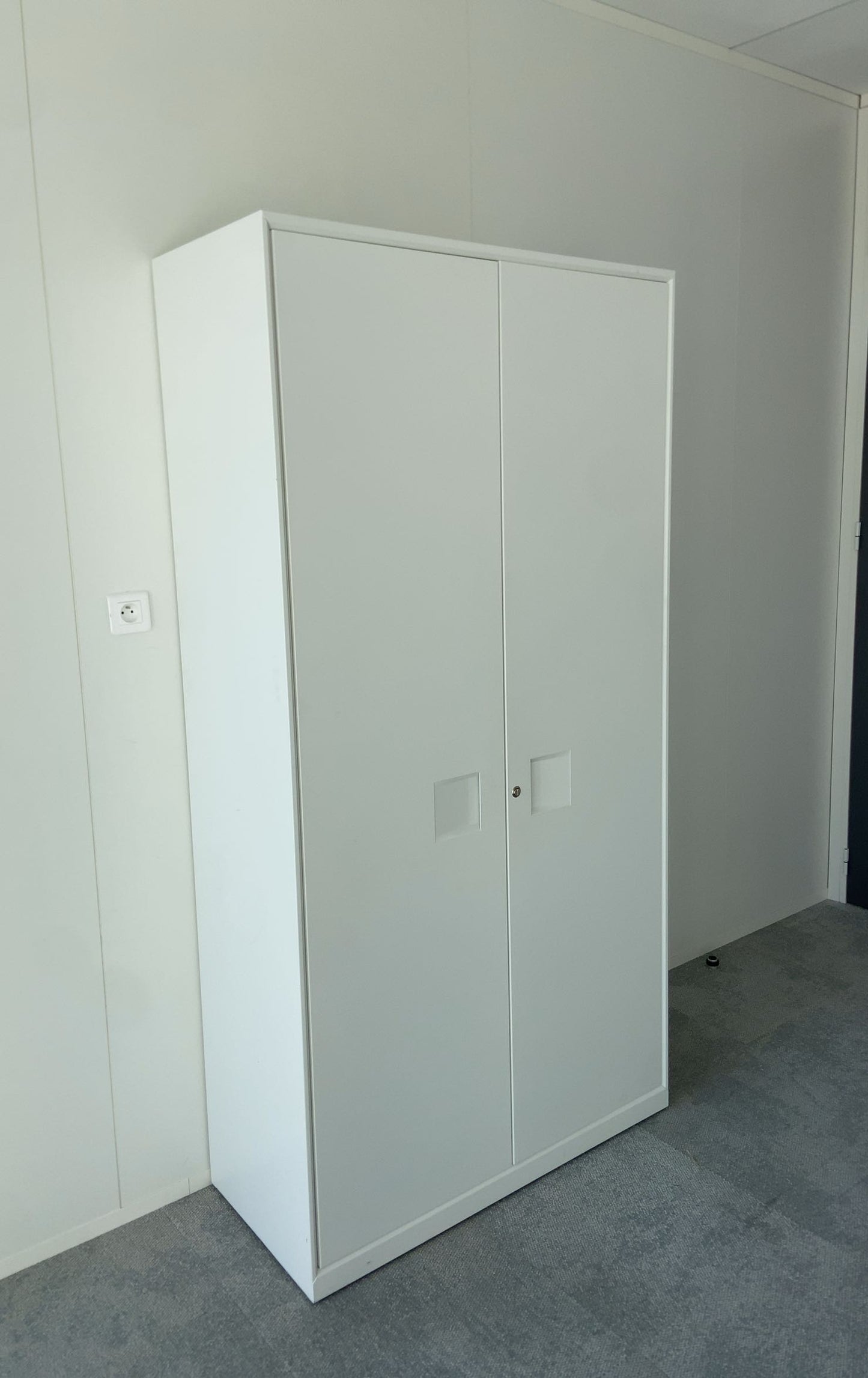 Armoire métallique blanche