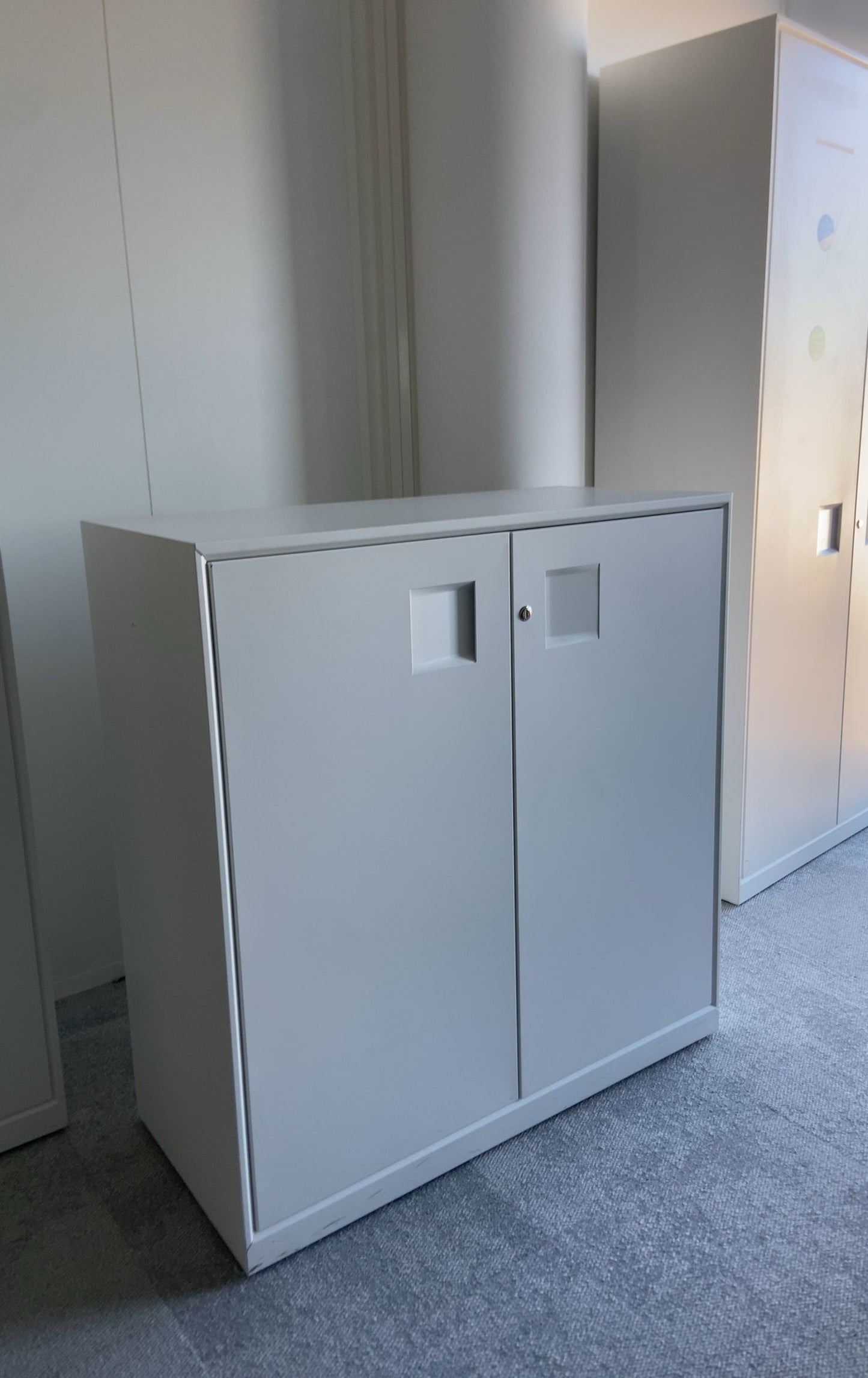 Armoire en métal avec portes battantes