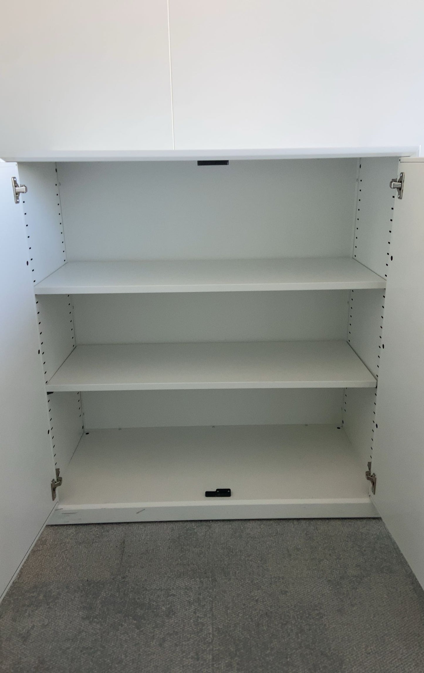 Armoire en métal avec portes battantes