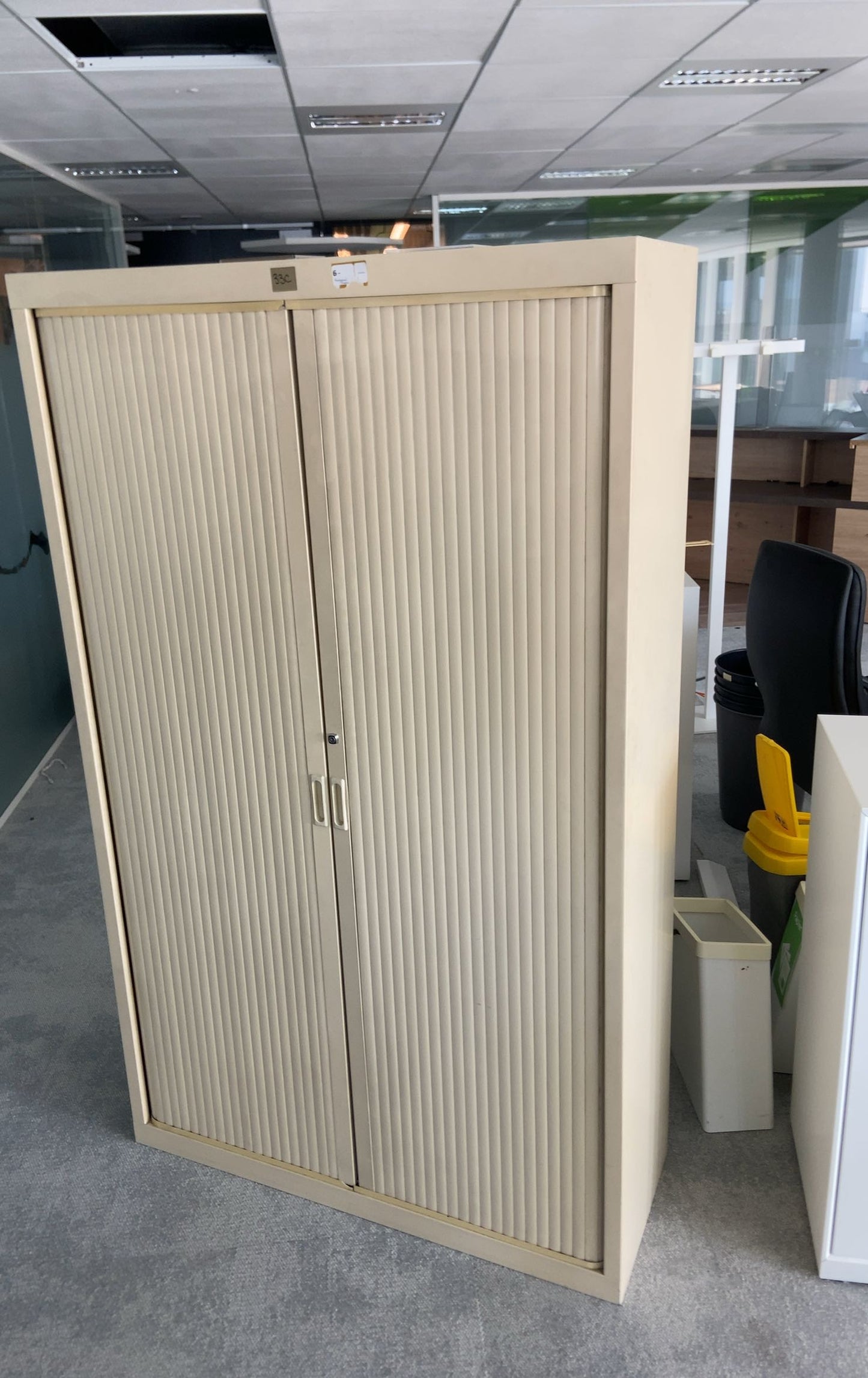 Armoire métallique avec portes coulissantes