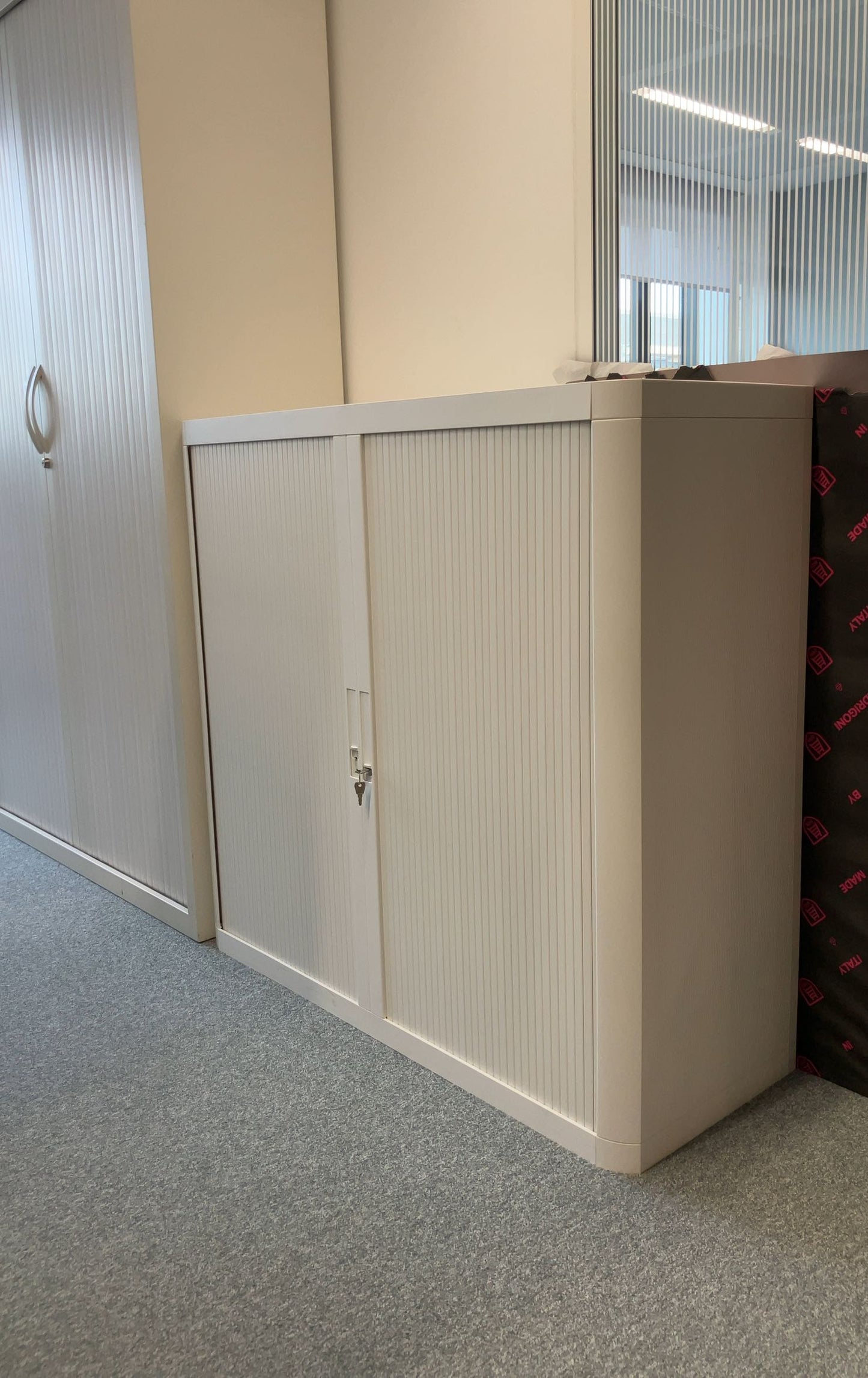 Armoire à portes coulissantes en plastique