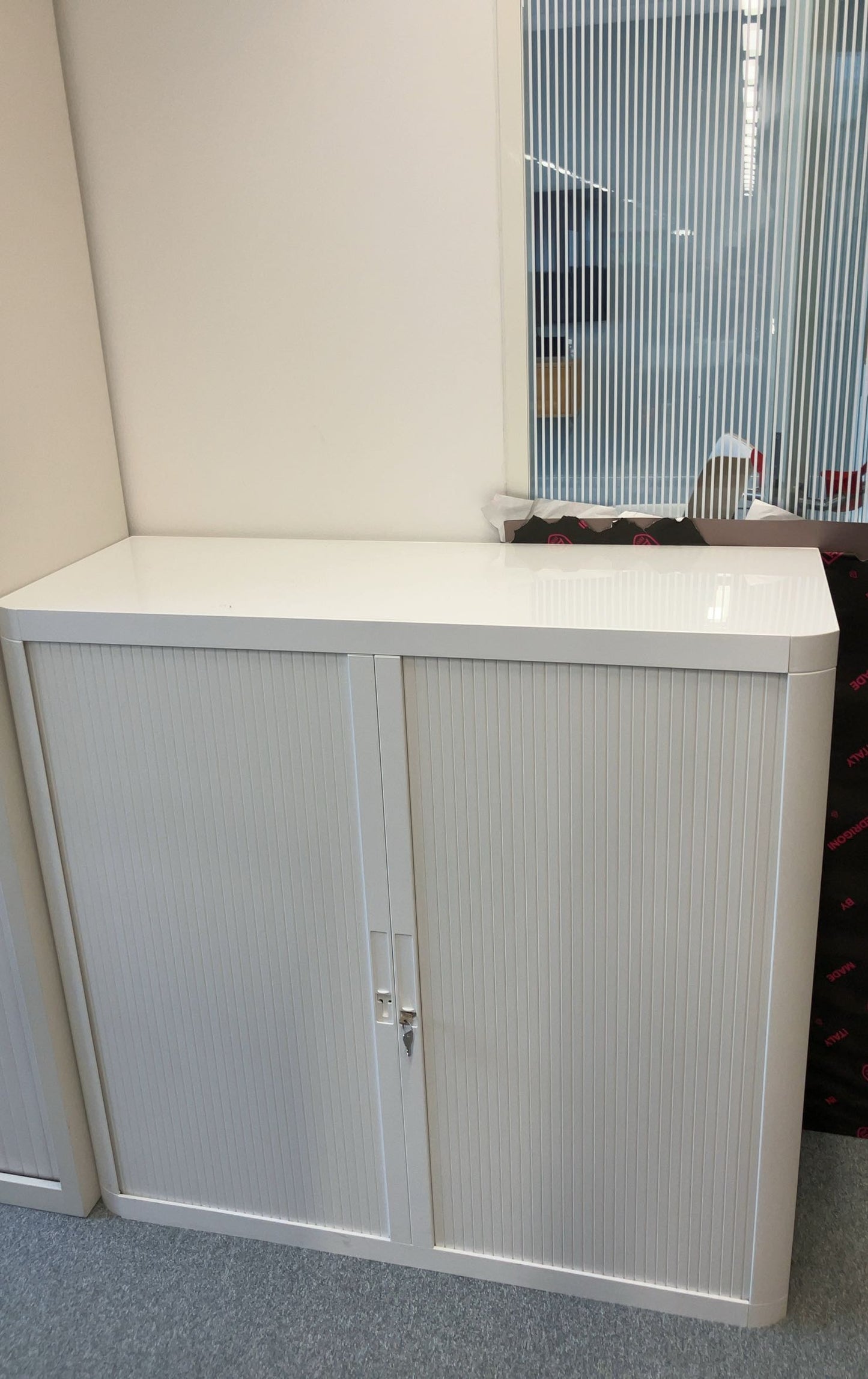 Armoire à portes coulissantes en plastique