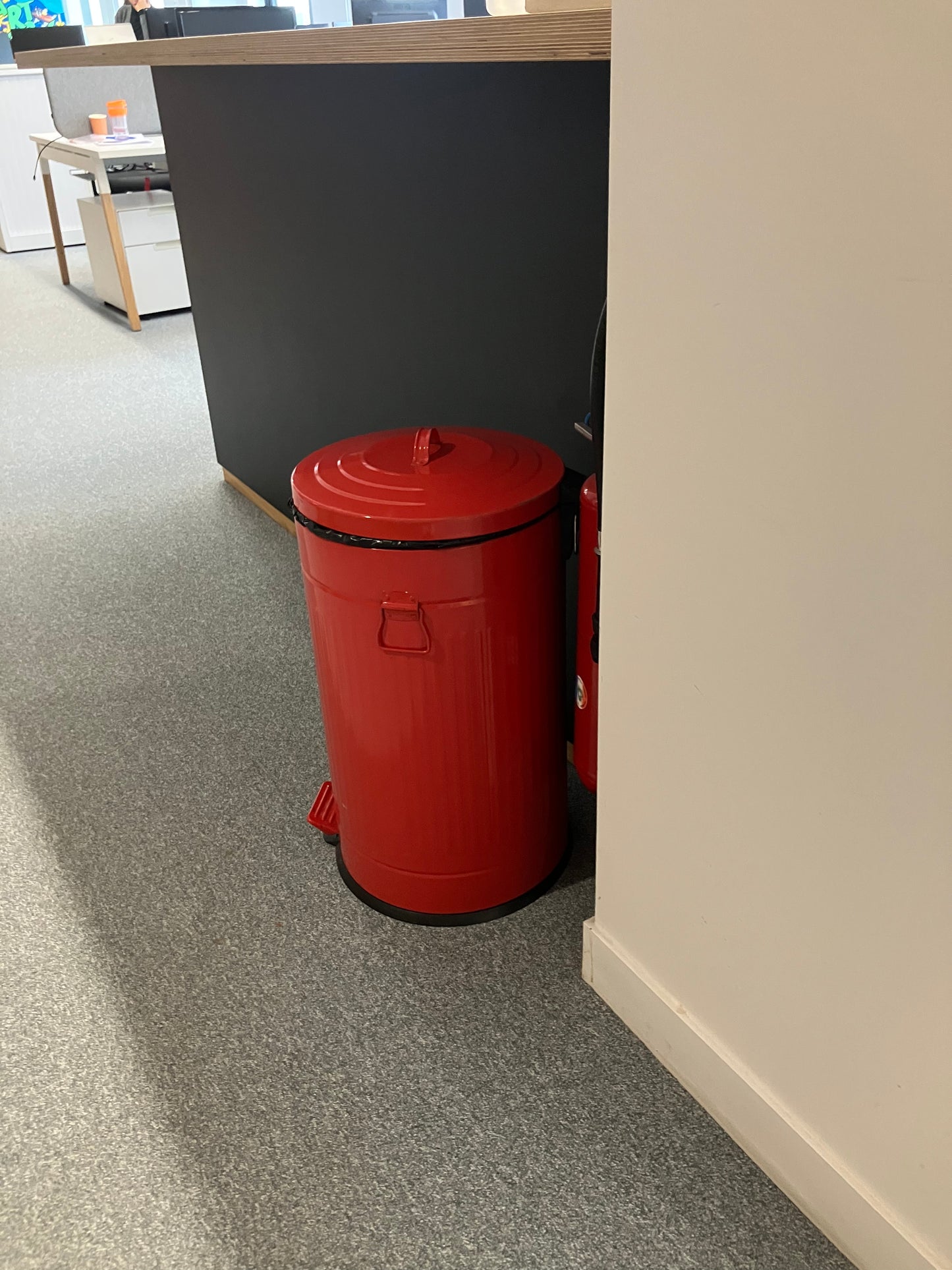 Poubelle en métal rouge