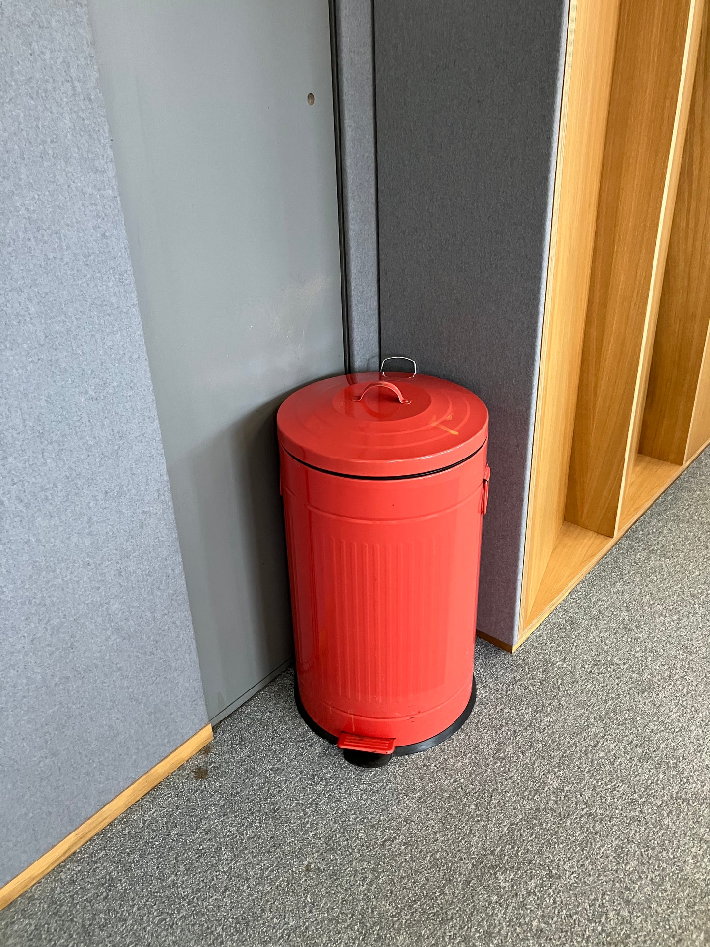 Poubelle en métal rouge