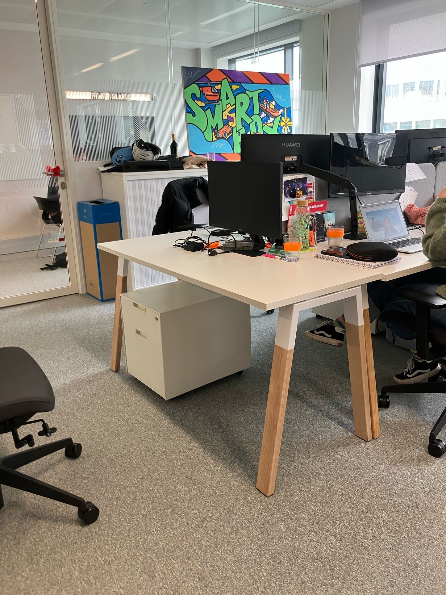 Bureau droit L140xl70xh73 - Mélaminé blanc et pieds bois