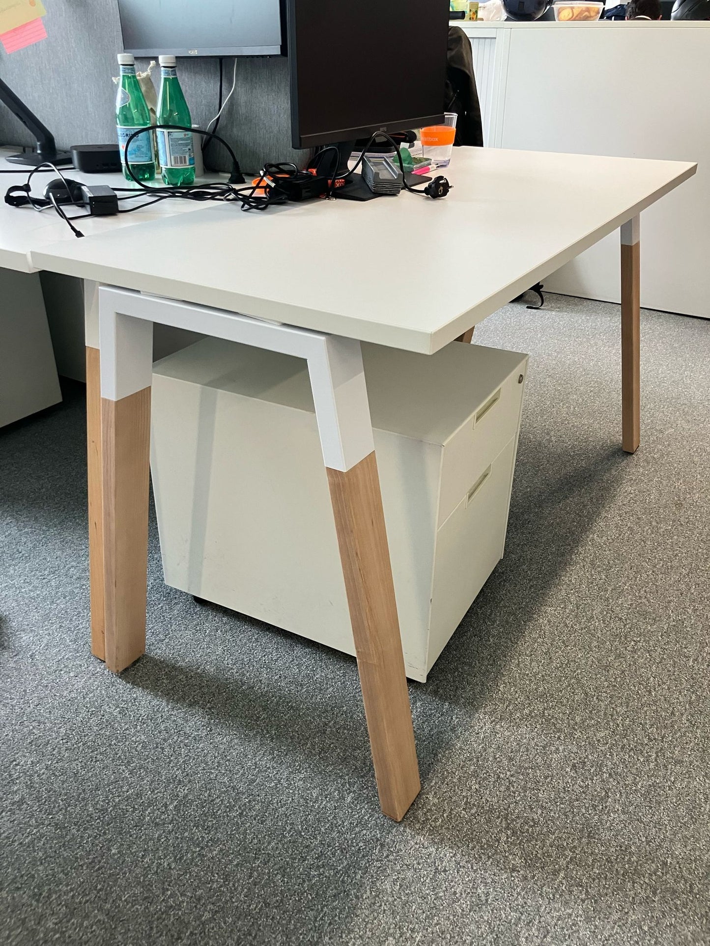 Bureau droit L140xl70xh73 - Mélaminé blanc et pieds bois