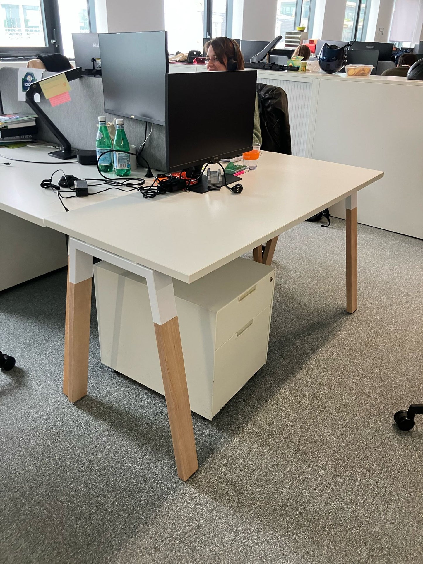 Bureau droit L140xl70xh73 - Mélaminé blanc et pieds bois