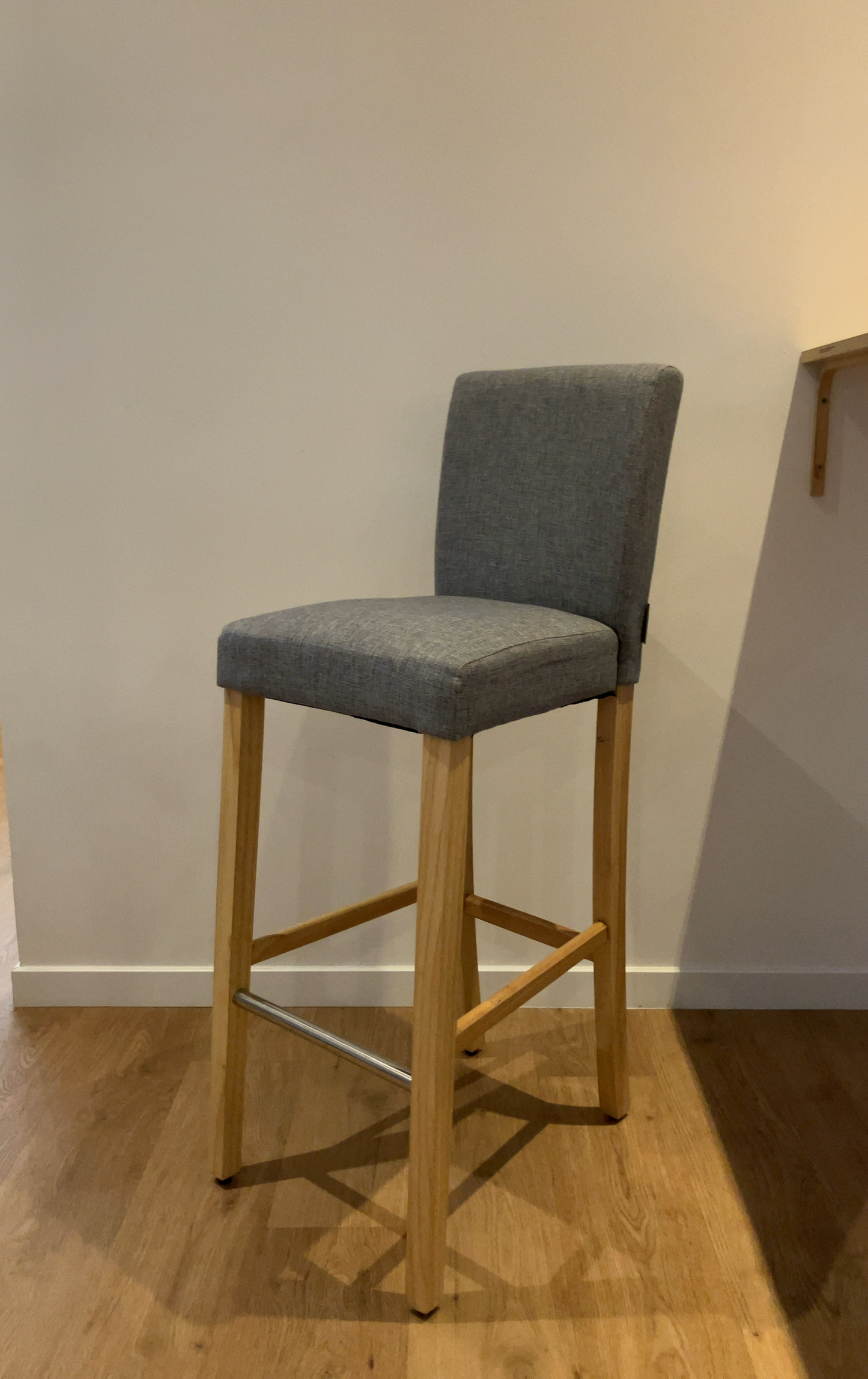 Tabouret en Tissu Gris avec Pieds en Bois