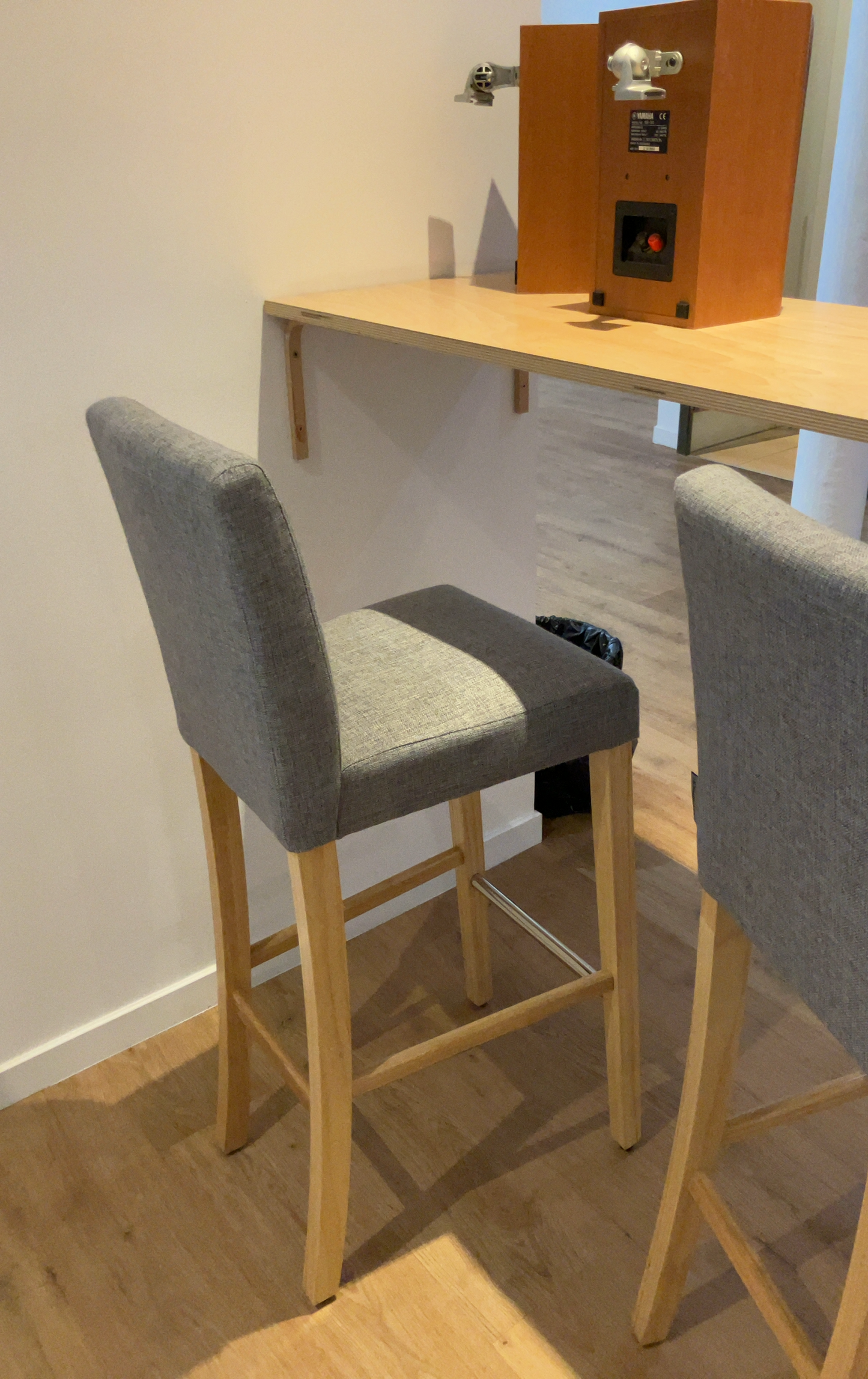Tabouret en Tissu Gris avec Pieds en Bois