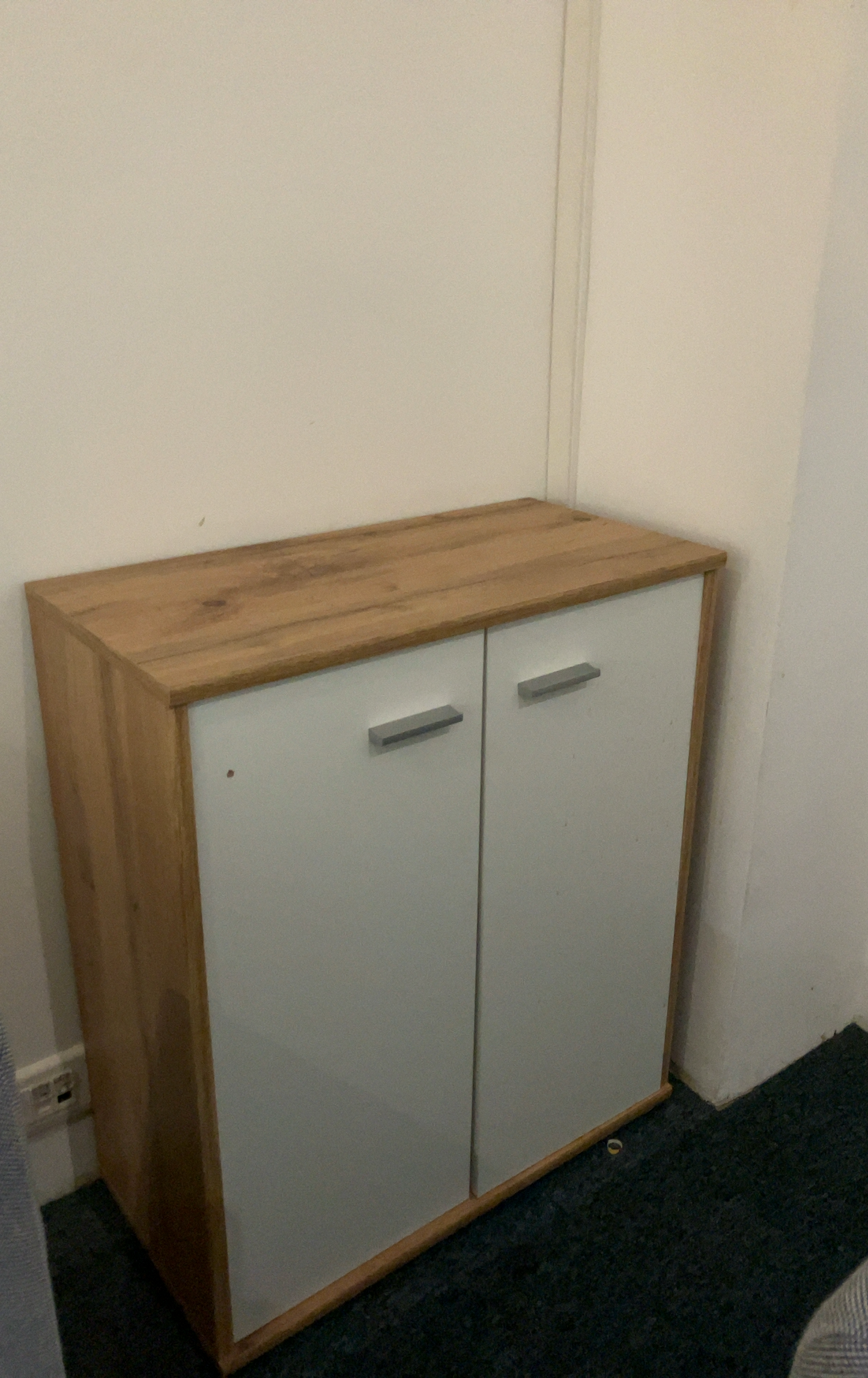 Armoire en bois avec portes mélaminées blanches