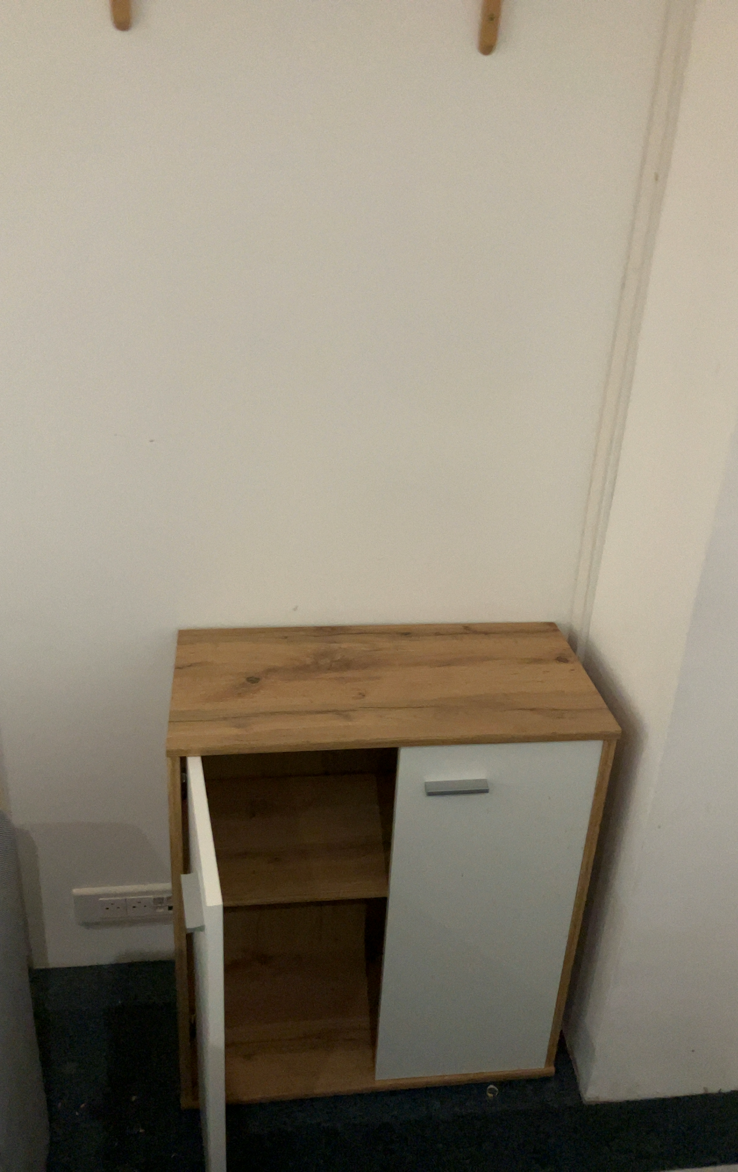 Armoire en bois avec portes mélaminées blanches