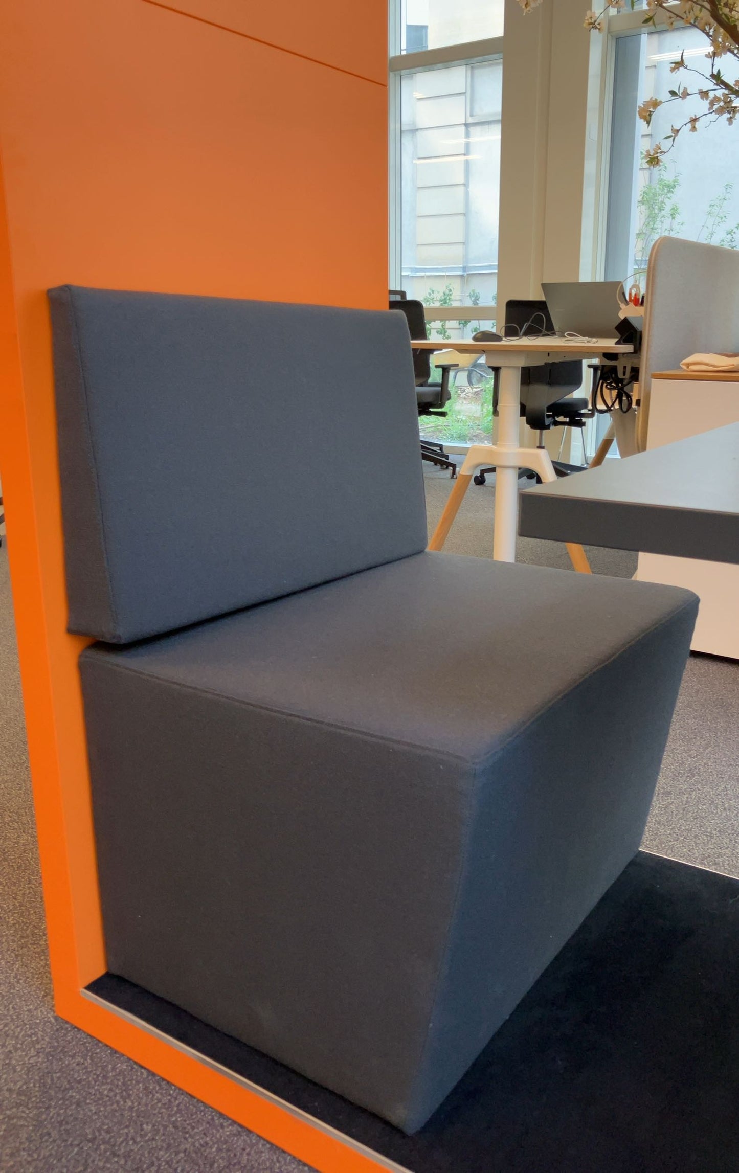 Cabane acoustique en mélaminé orange