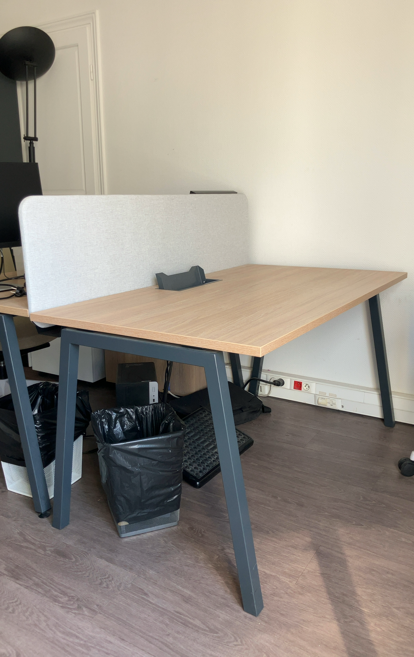 Bureau droit L140xl80xh74 - Beige et Noir