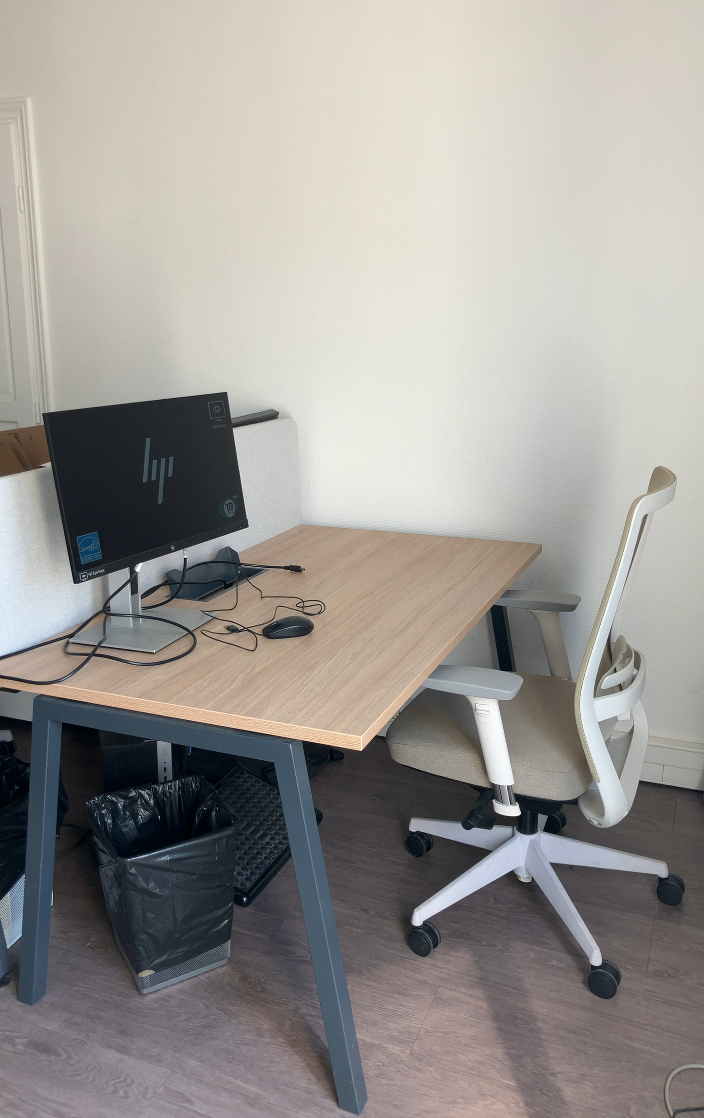 Bureau droit L140xl80xh74 - Beige et Noir