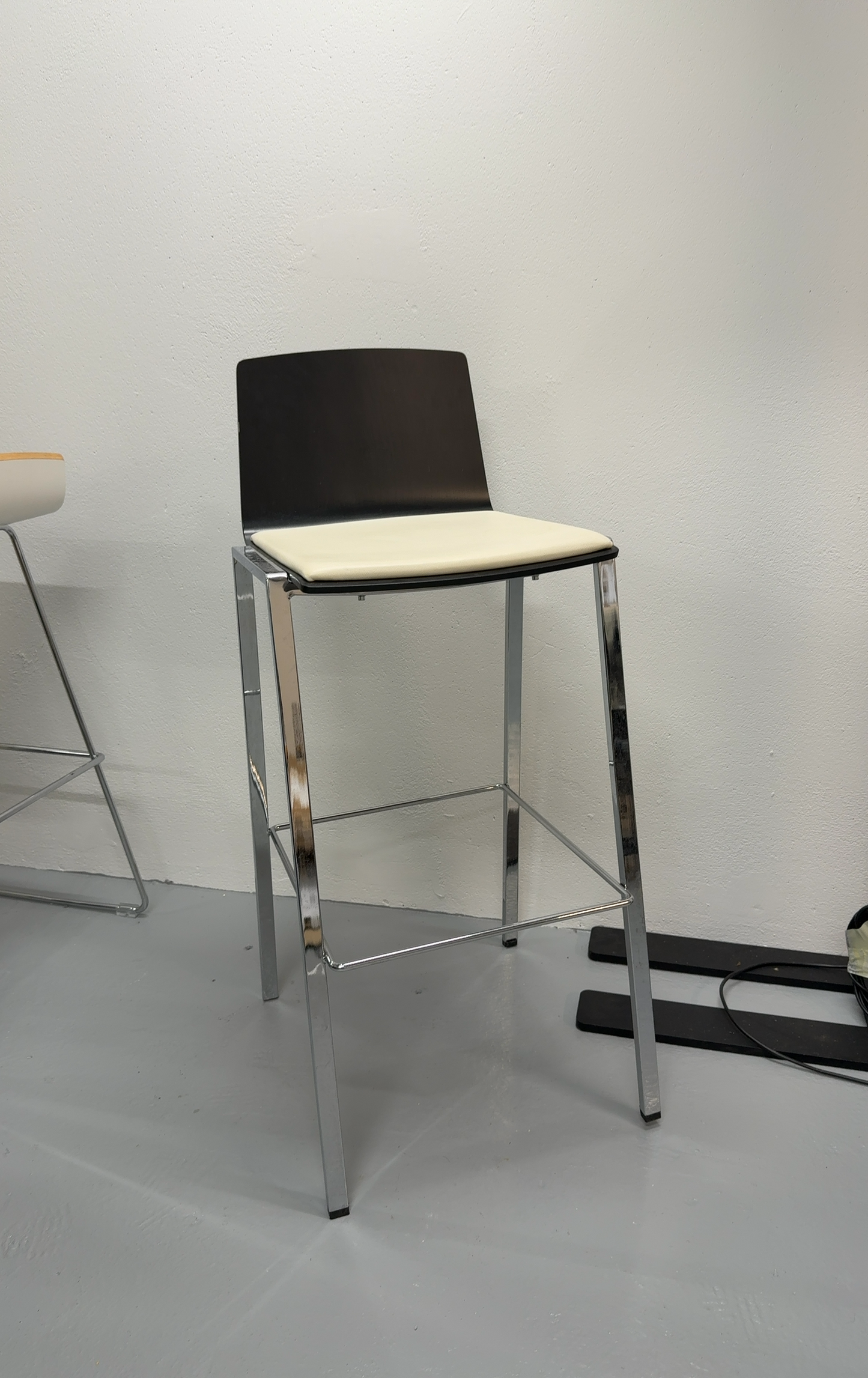 Tabouret Konig + Neurath Blanc