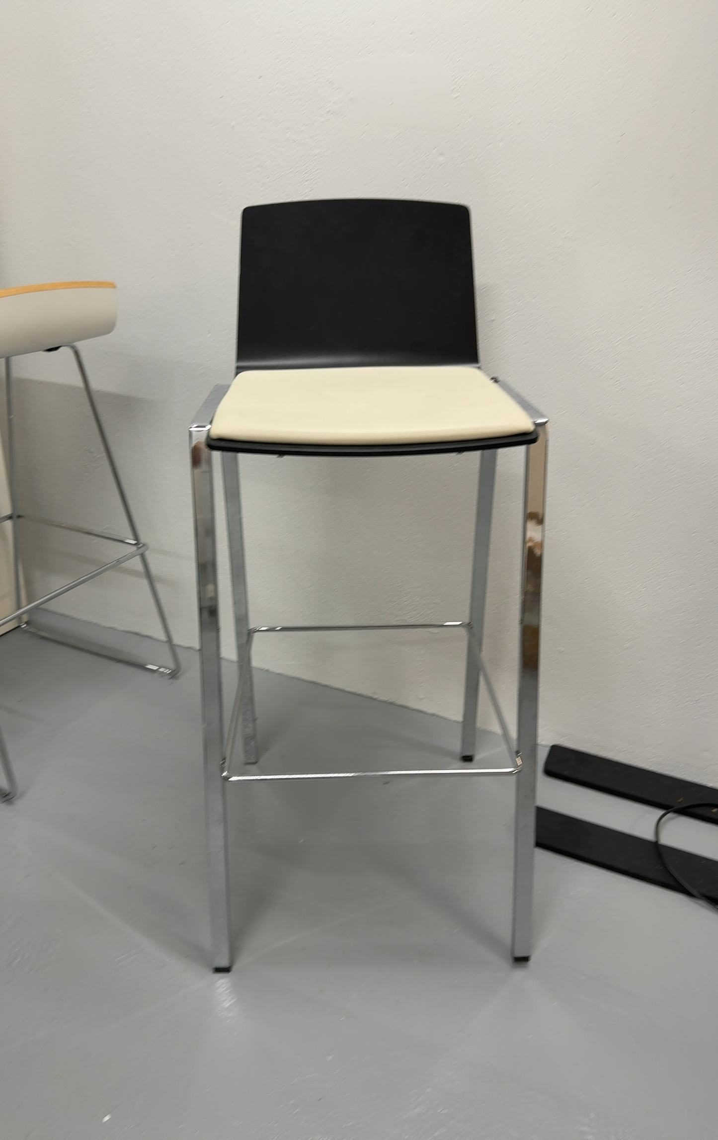Tabouret Konig + Neurath Blanc