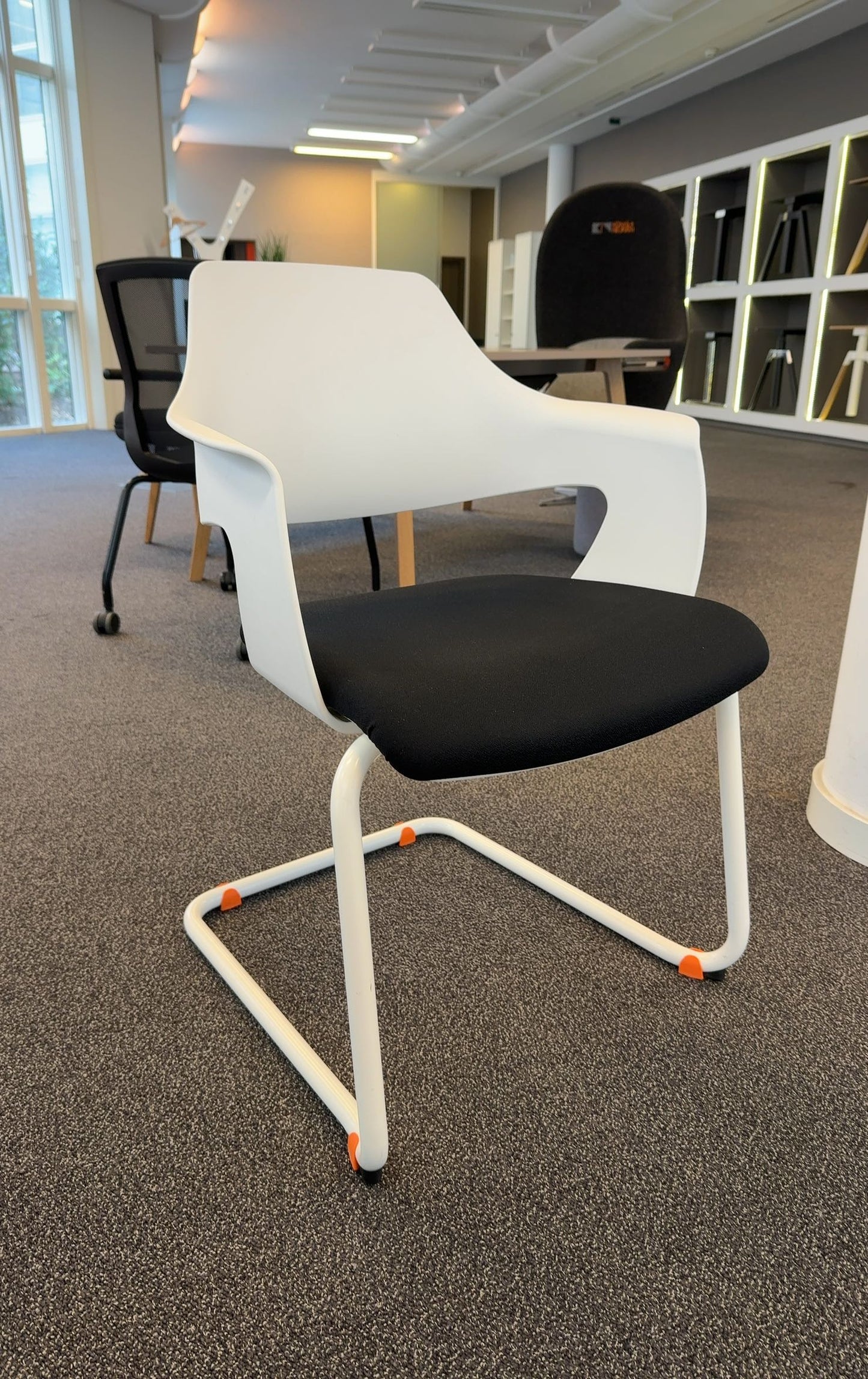 Chaise Konig + Neurath Noire en Plastique