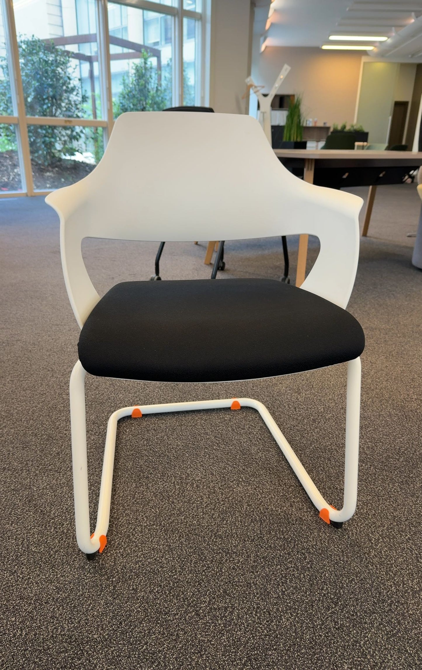 Chaise Konig + Neurath Noire en Plastique
