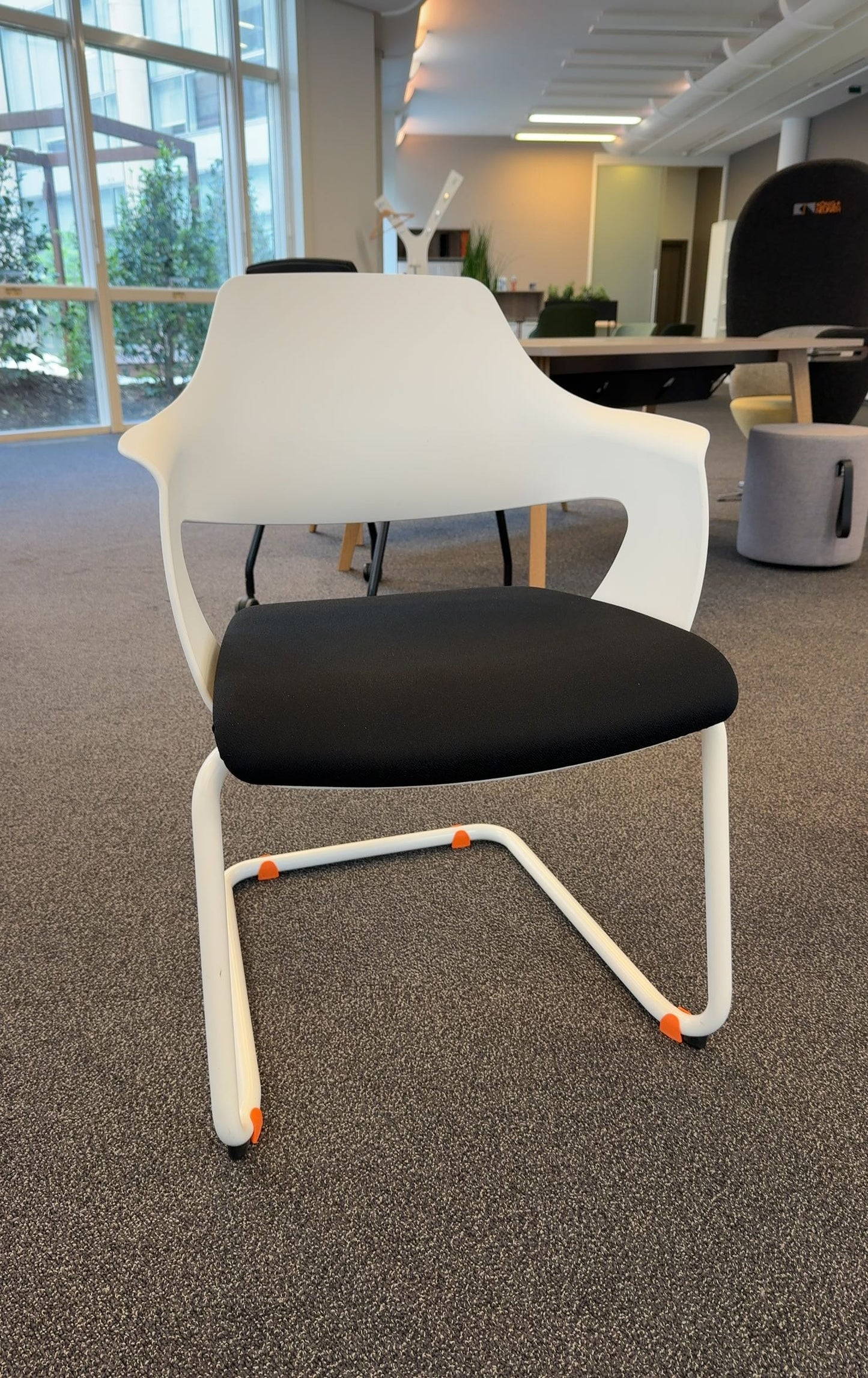 Chaise Konig + Neurath Noire en Plastique