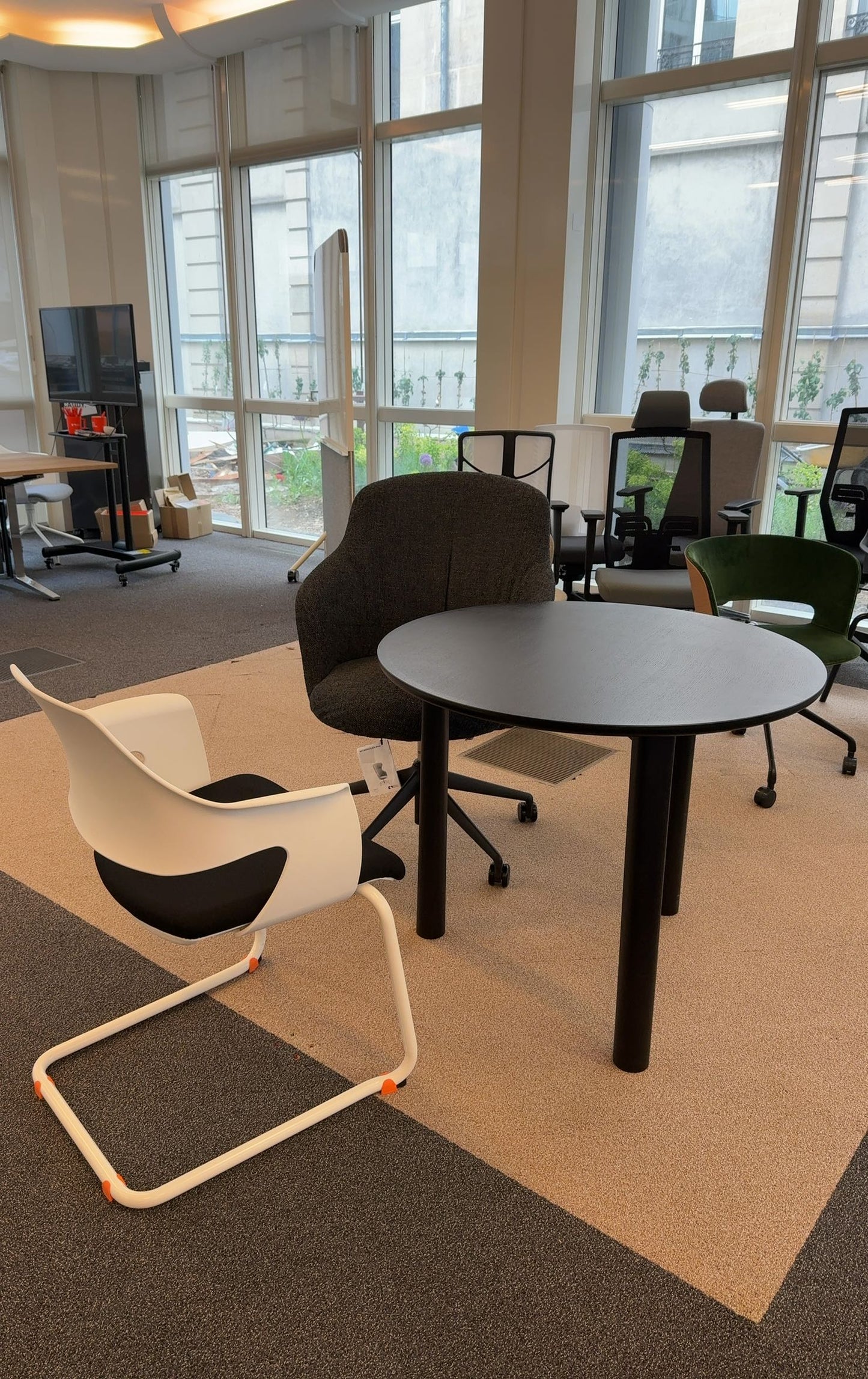 Chaise Konig + Neurath Noire en Plastique