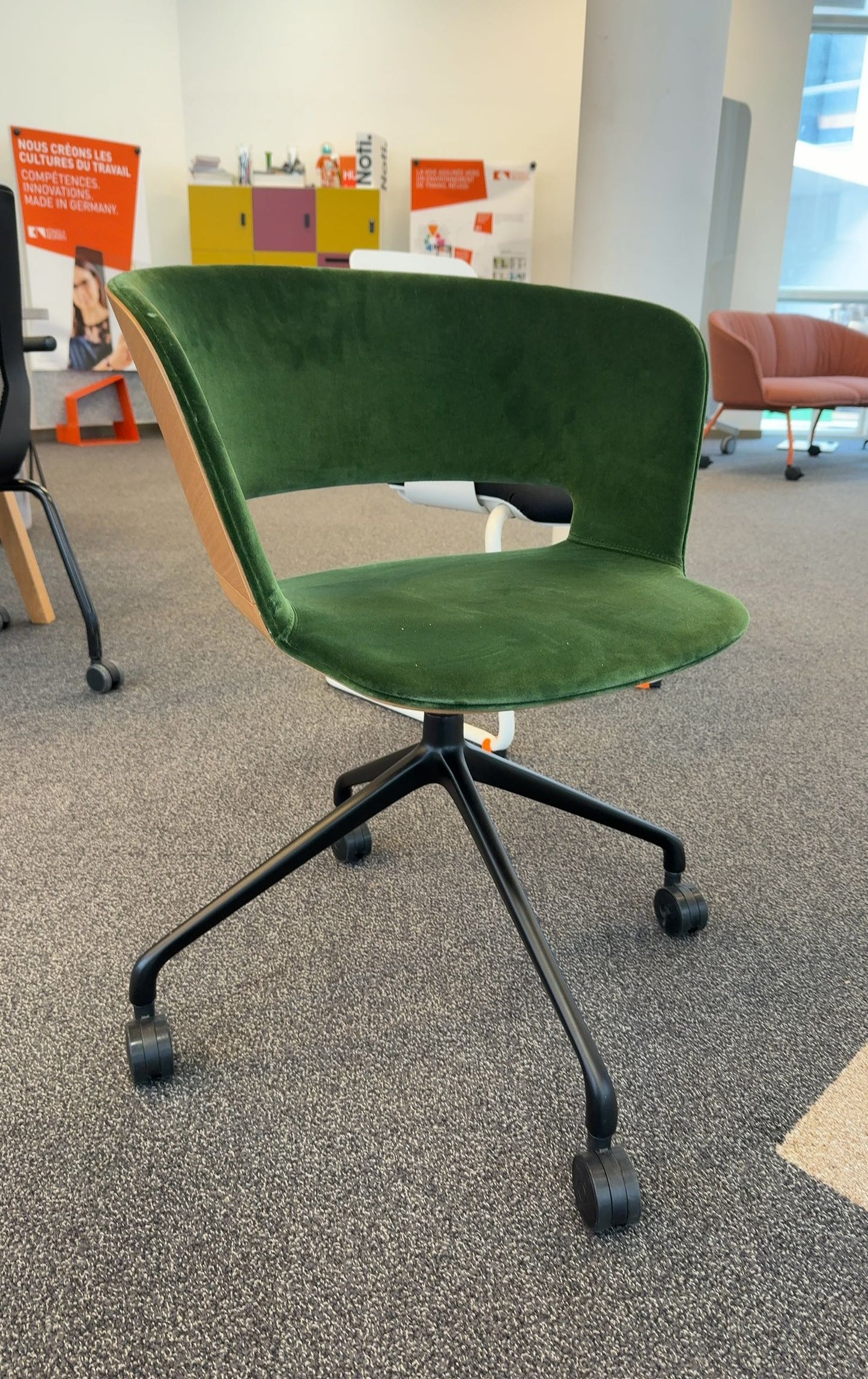 Chaise Konig + Neurath en Tissu Olive