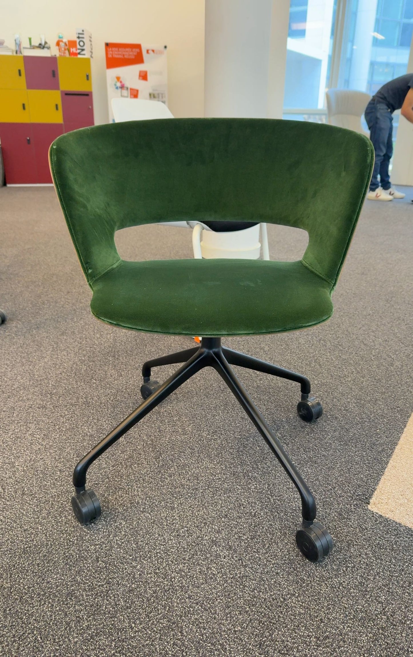Chaise Konig + Neurath en Tissu Olive