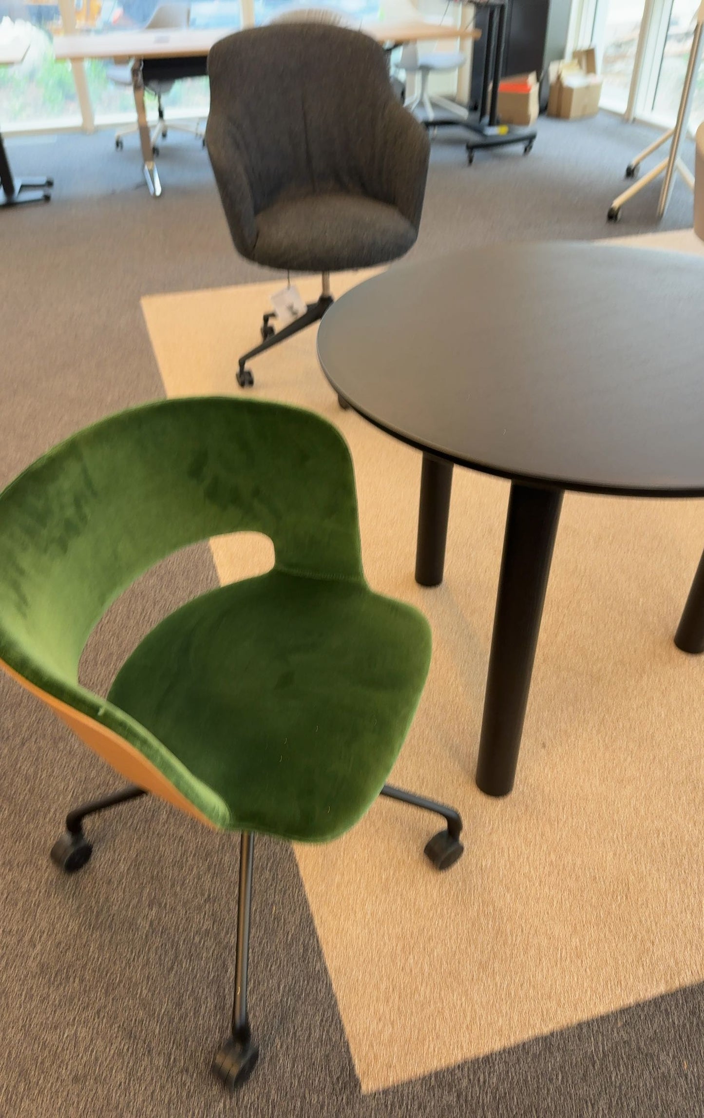 Chaise Konig + Neurath en Tissu Olive
