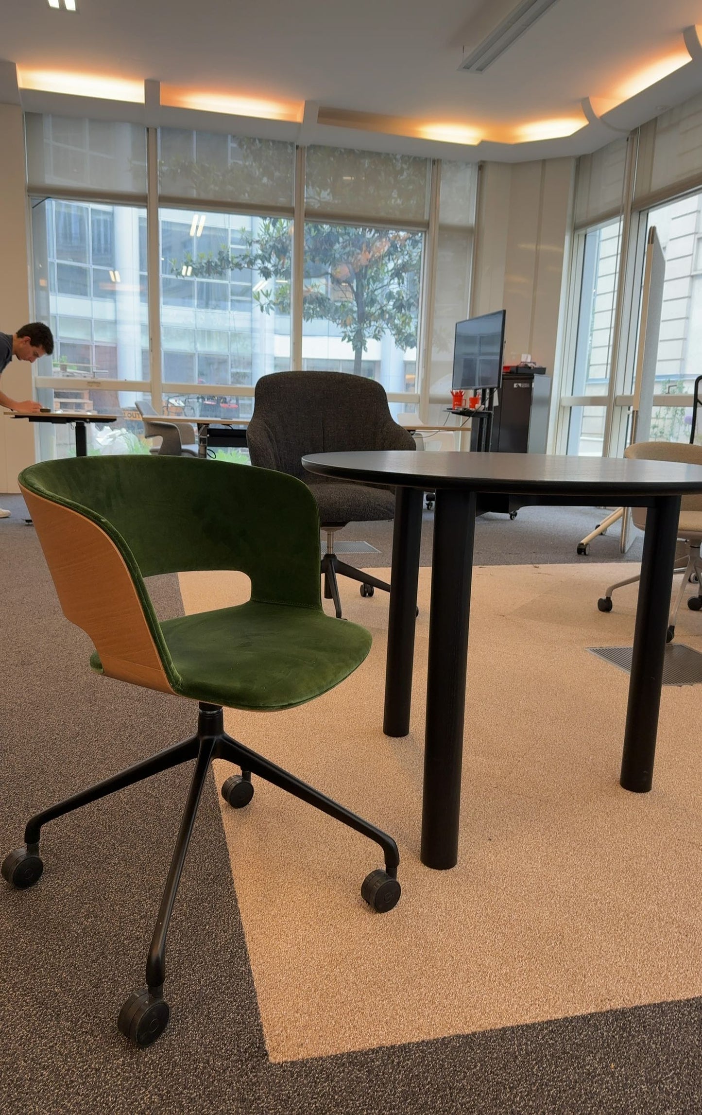 Chaise Konig + Neurath en Tissu Olive