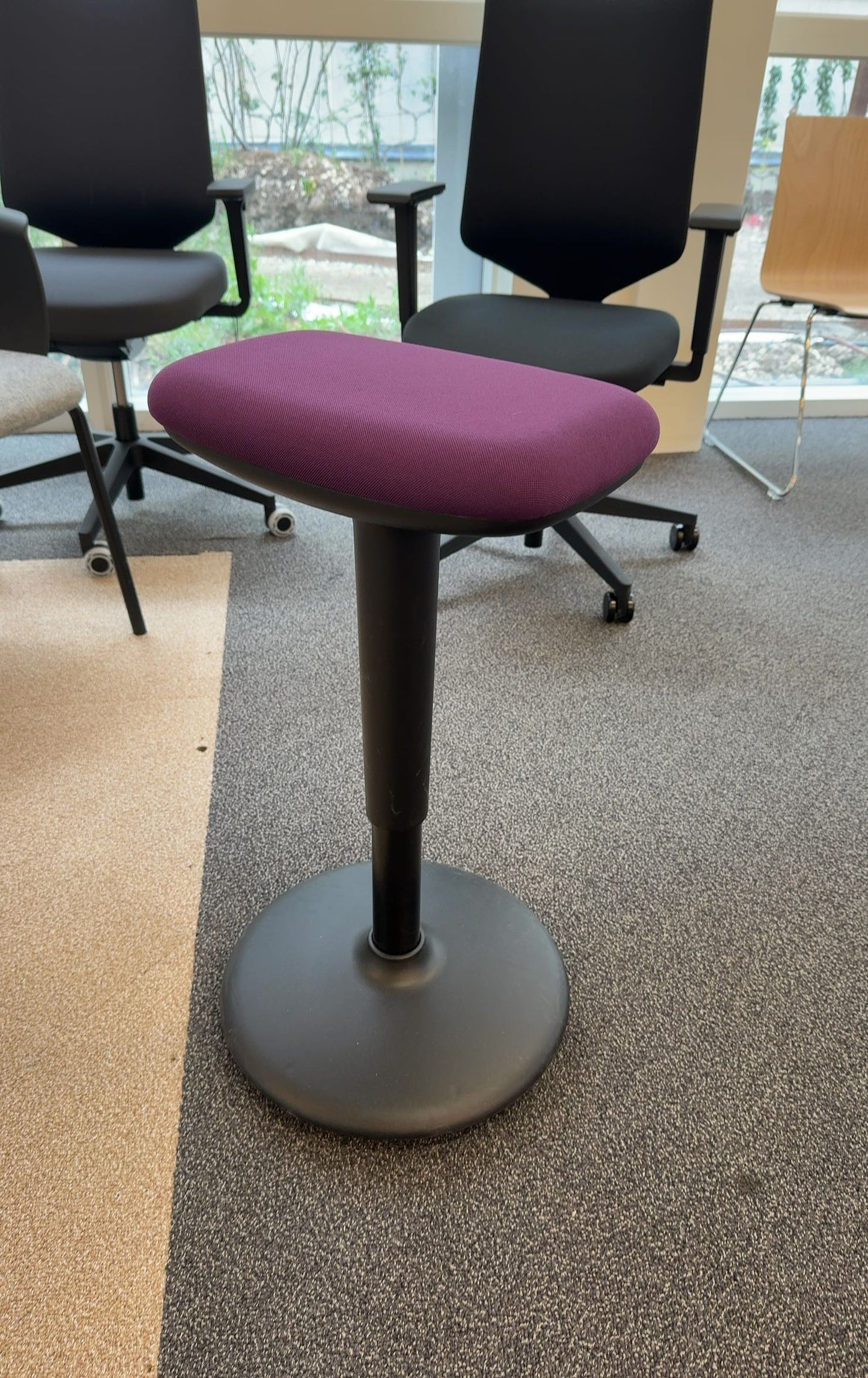Tabouret Konig + Neurath Tissu Violet