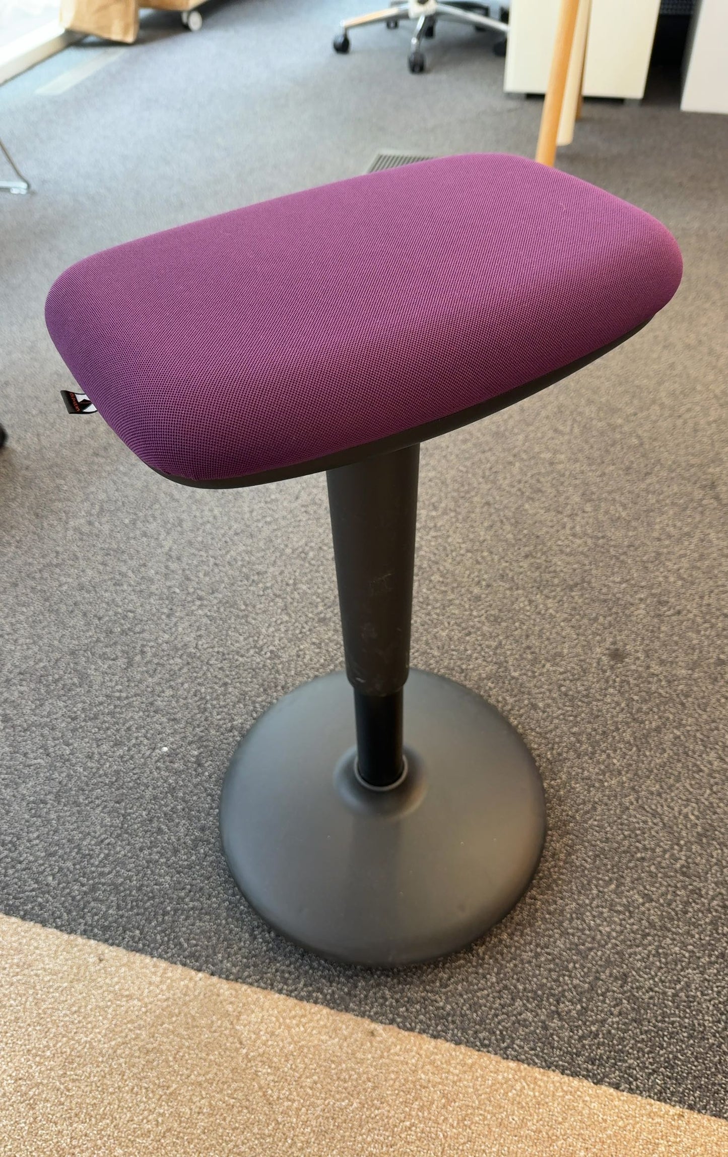 Tabouret Konig + Neurath Tissu Violet