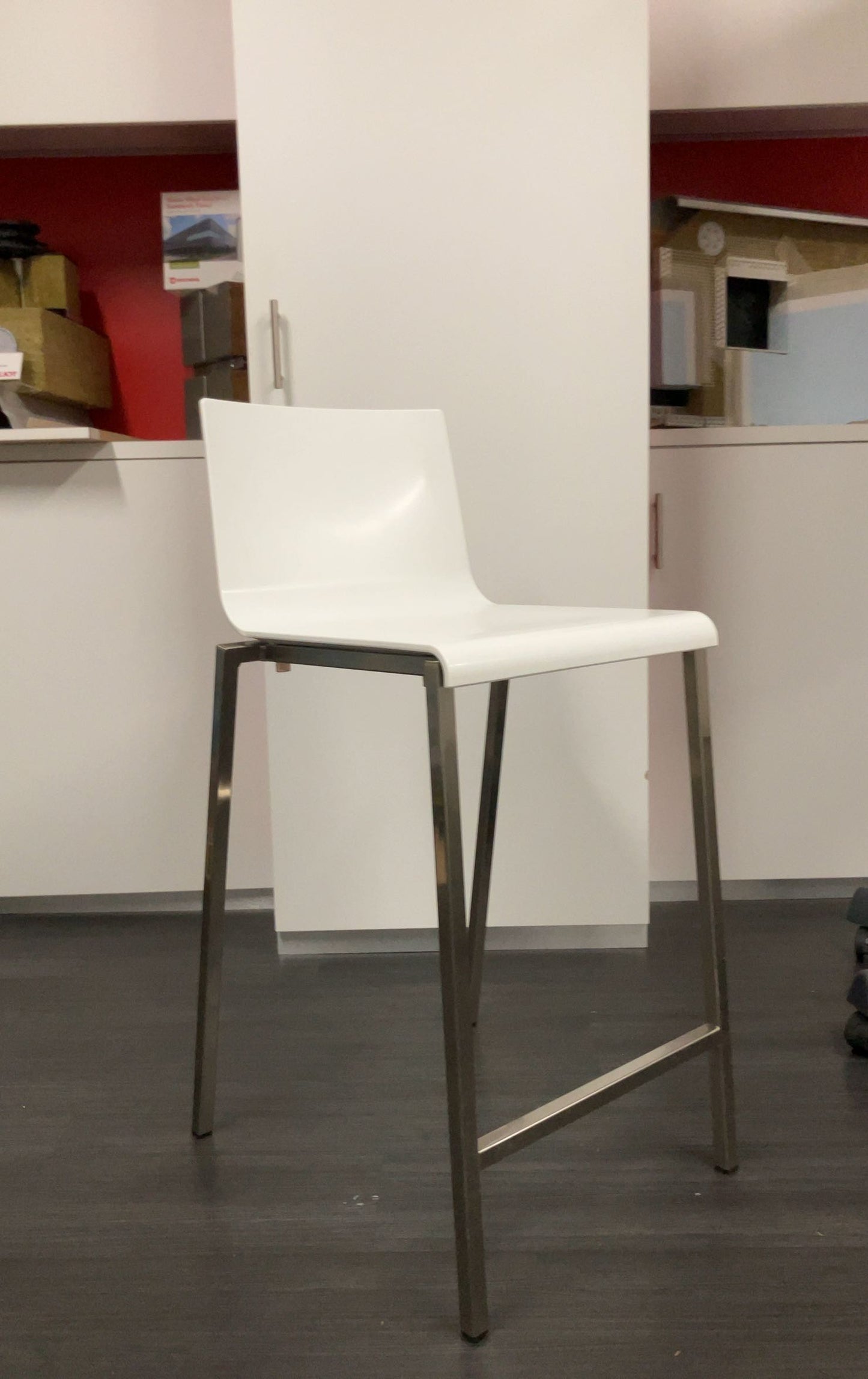 Chaise haute blanche en plastique et métal