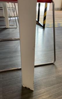 Table ou bureau couleur blanche L140xl80xh73
