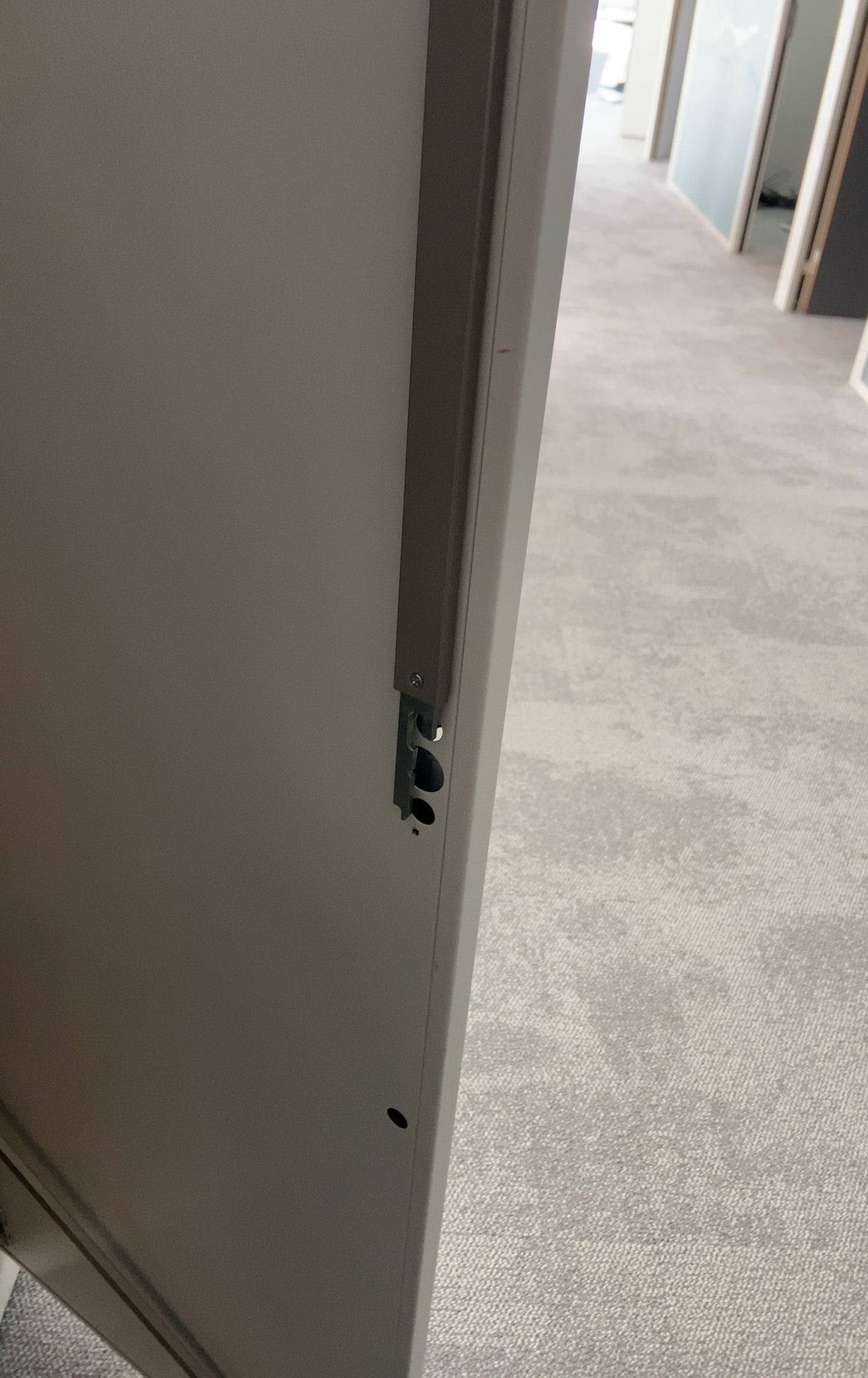 Armoire métallique blanche