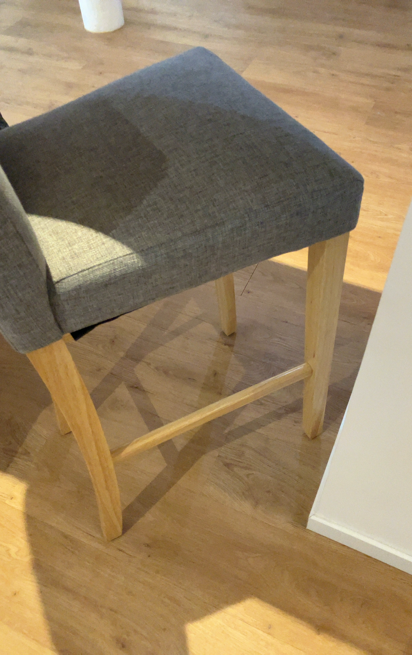 Tabouret en Tissu Gris avec Pieds en Bois