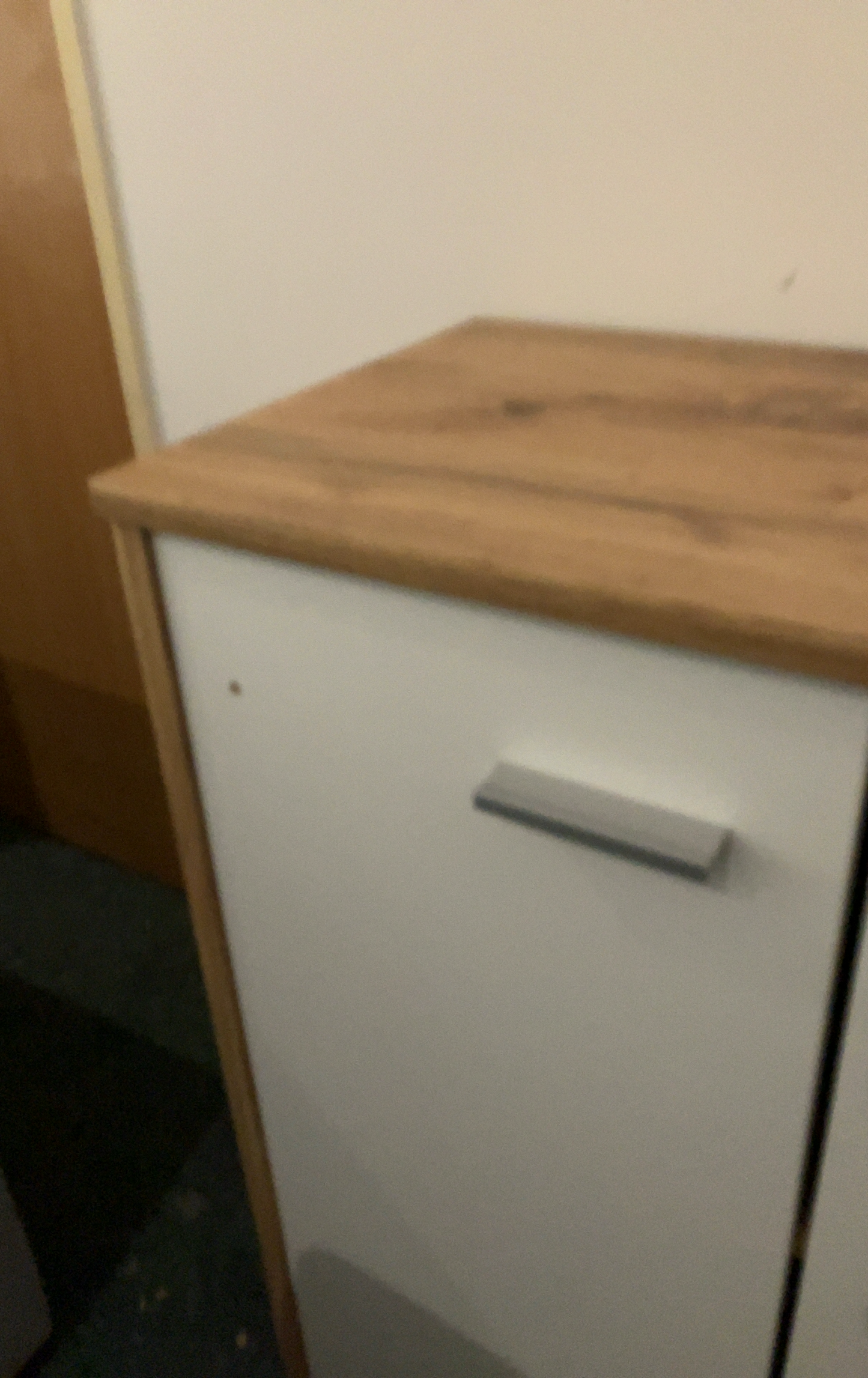 Armoire en bois avec portes mélaminées blanches