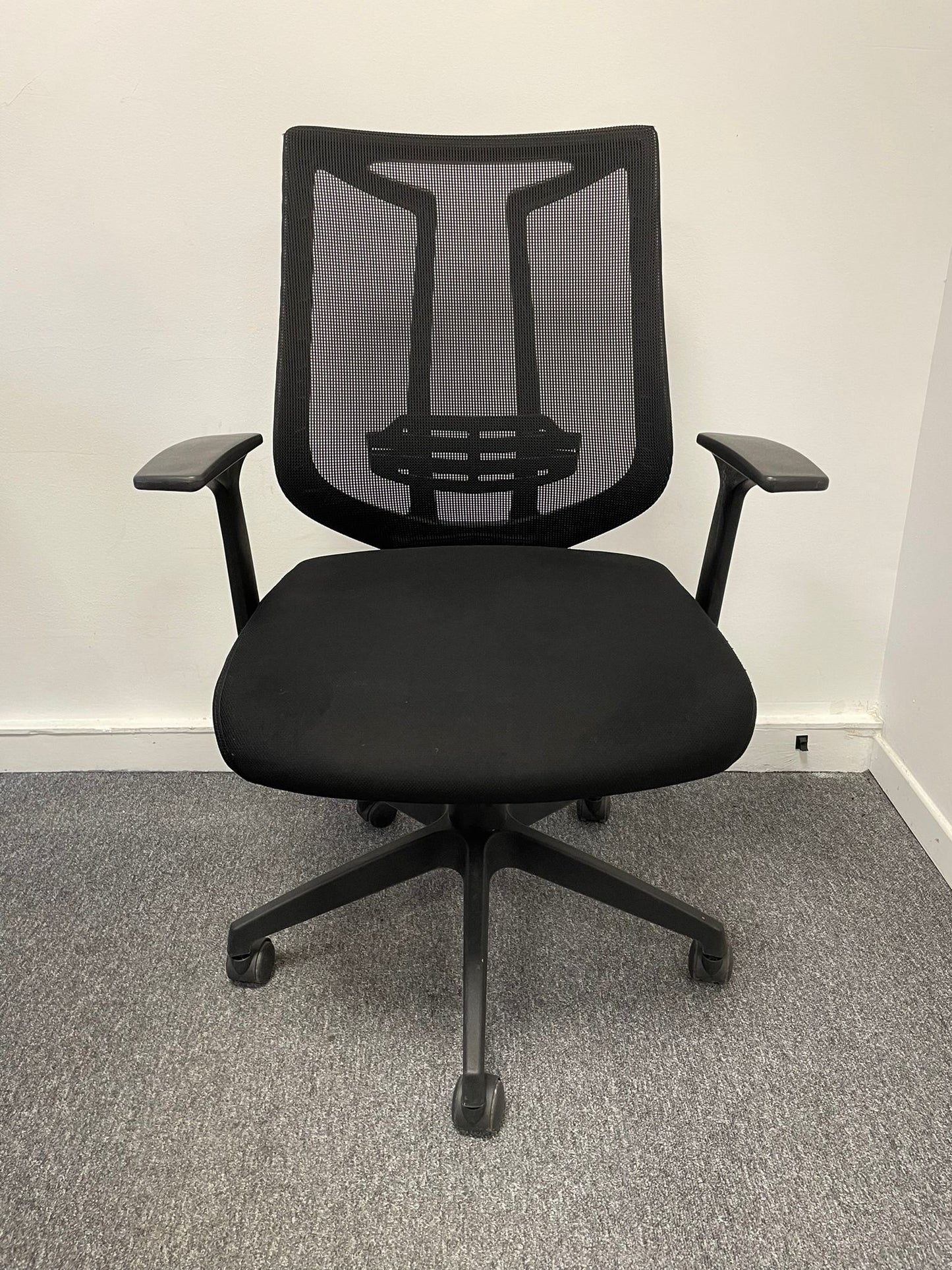 Assise de bureau pivotante reconditionnée avec dossier en maille respirante.