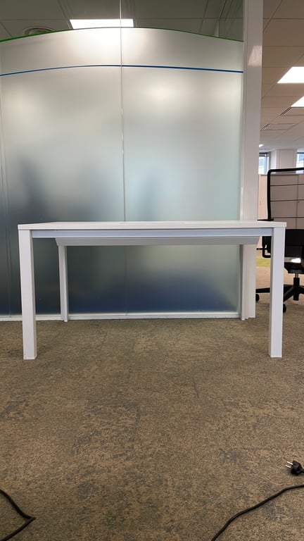 Bureau droit en mélaminé avec cloison intégrée