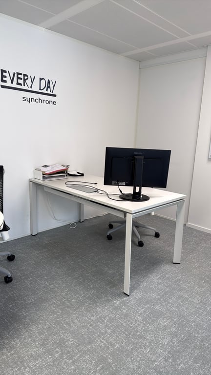 Bureau droit 160 cm avec accès top et goulotte