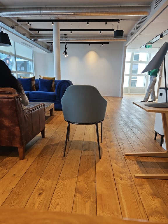 Chaise de cafétéria