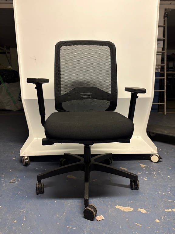 Fauteuil de bureau avec roulettes et dossier en résille