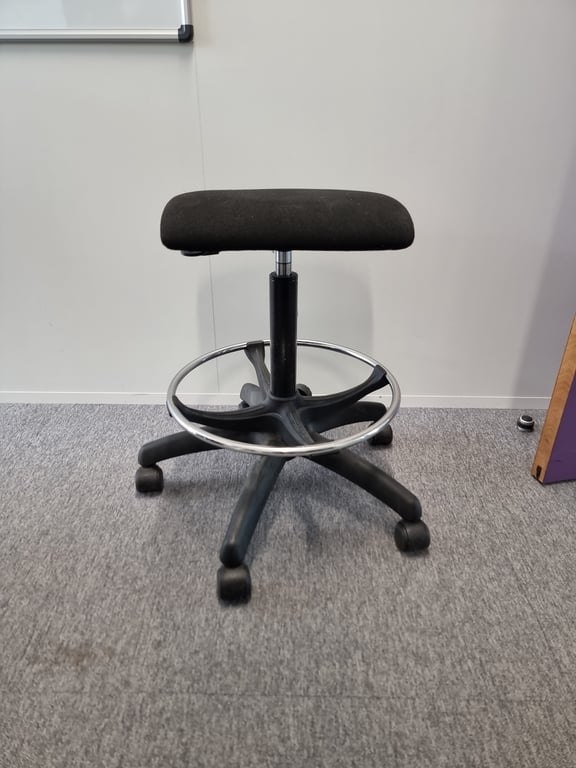 Chaise/tabouret haut avec roulettes et rotation de l'assise