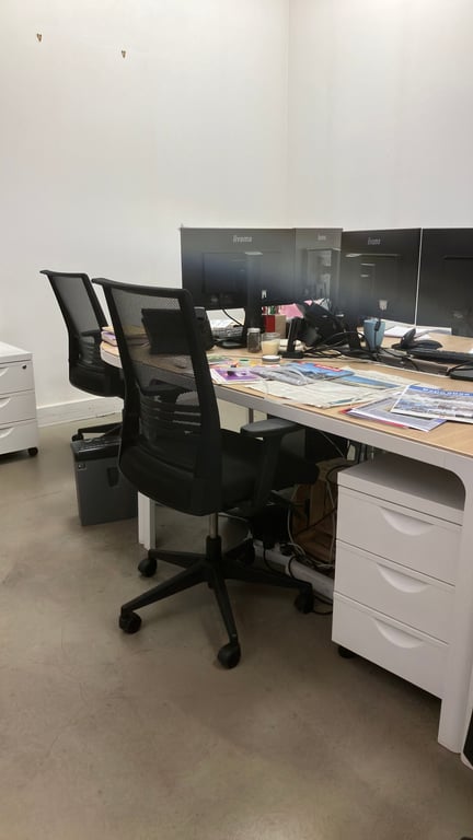 Fauteuil de bureau noir avec roulettes et dossier résille