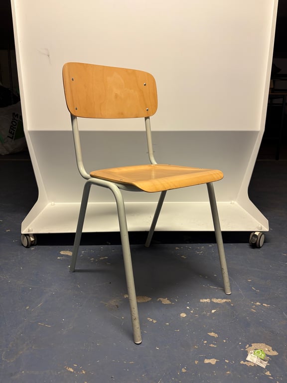 Chaise de réunion en bois avec piètement droit en métal