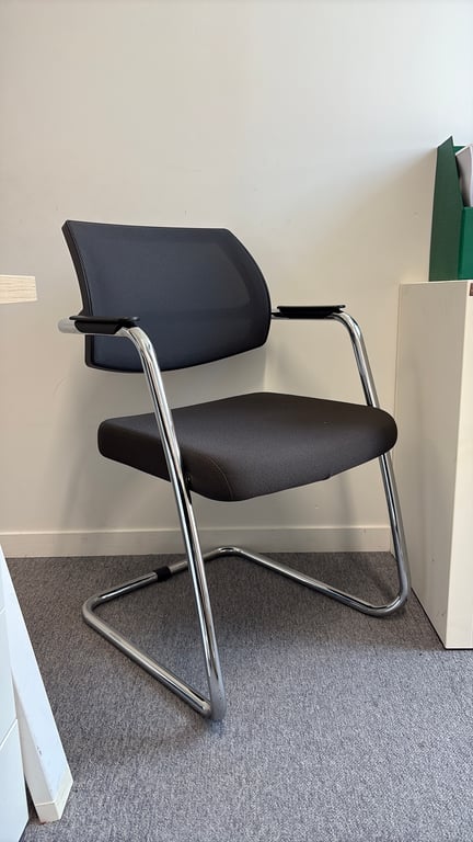 Chaise de réunion avec dossier en résille et piètement luge